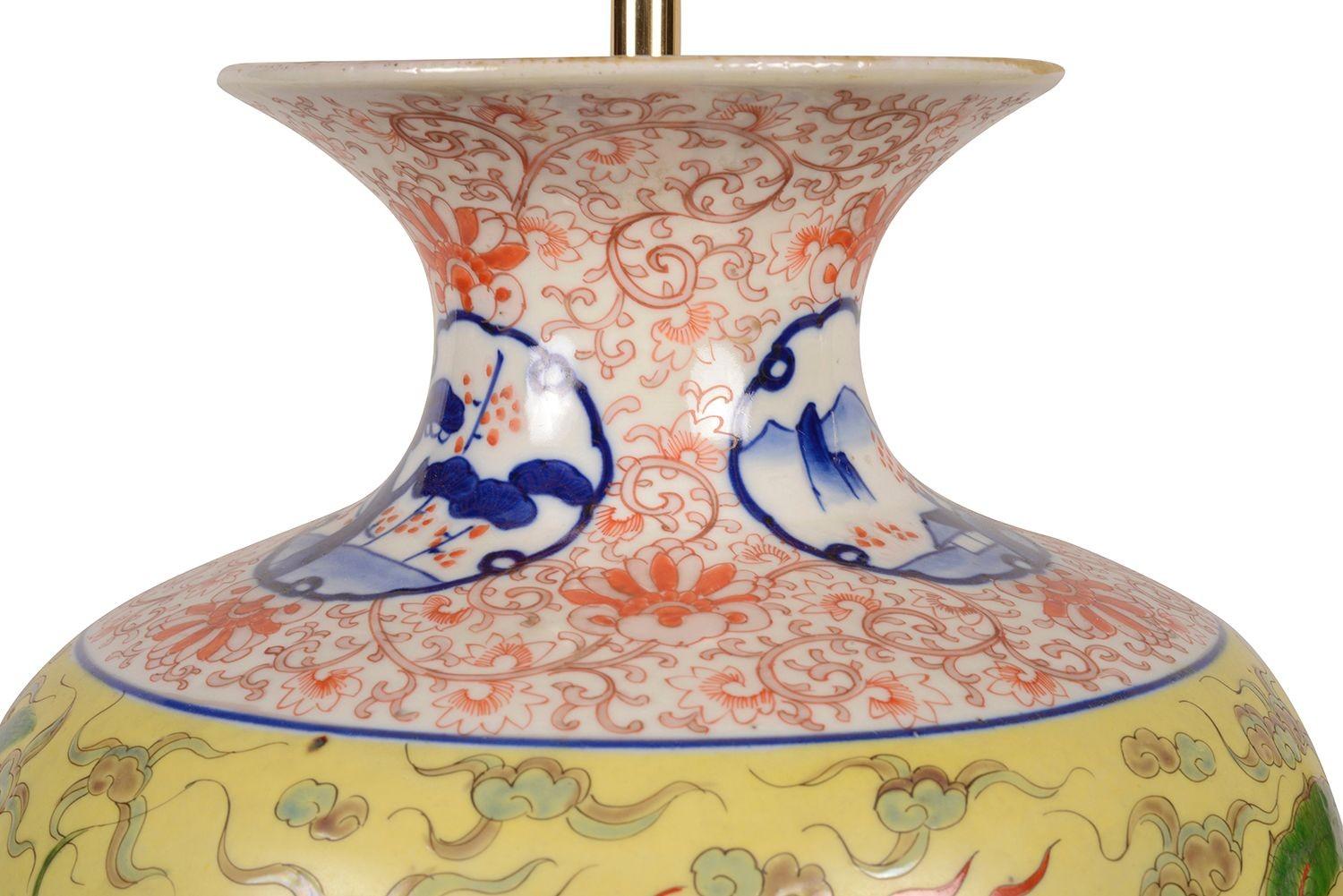 Coppia di vasi/lampade Imari giapponesi del periodo Meiji della fine del XIX secolo, di ottima qualità. Ciascuna con splendide decorazioni a motivi colorati blu e arancione.  una fascia gialla dipinta a mano con un mitico Drago verde che la