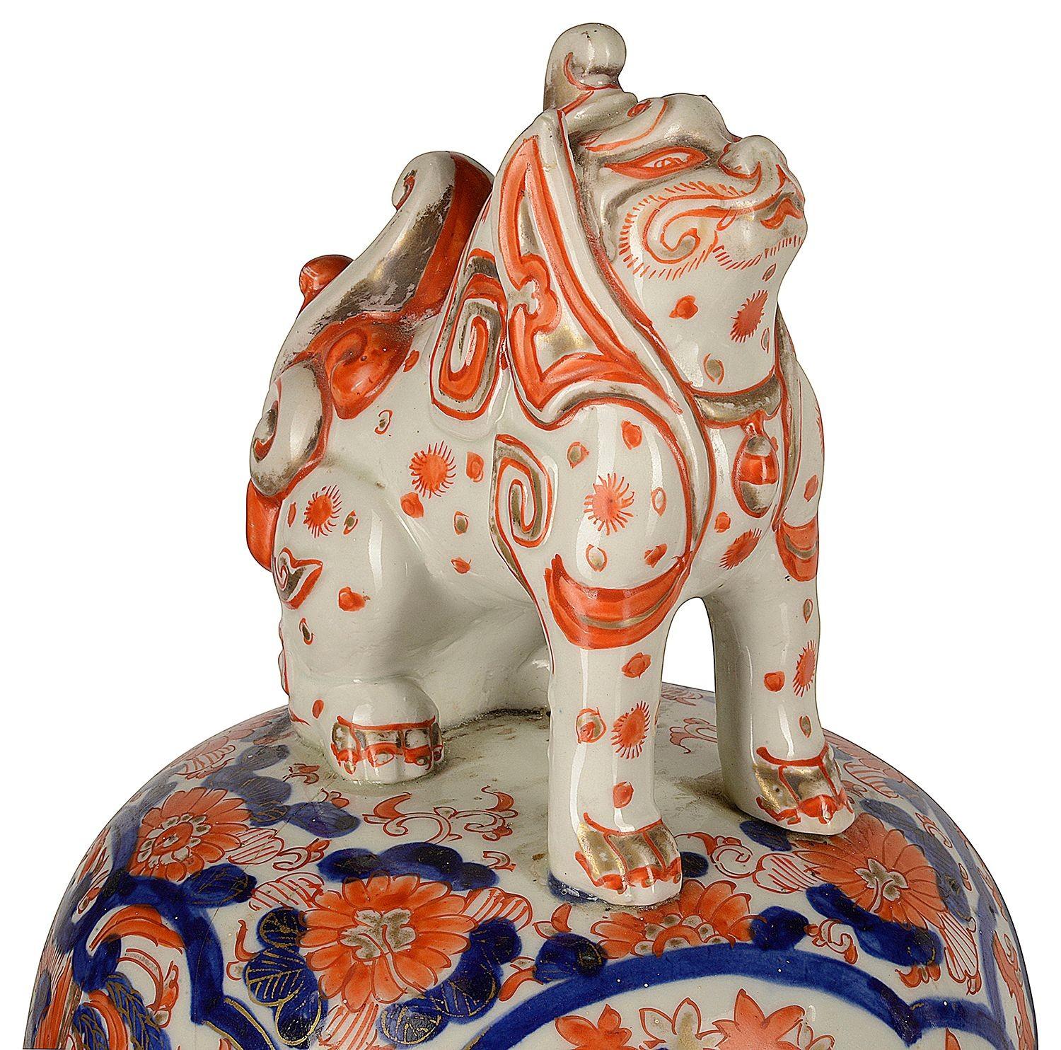 Paire de vases imari à couvercle de très bonne qualité, datant de la fin du XIXe siècle et de la période japonaise Meiji. Chacune d'entre elles est ornée de magnifiques motifs colorés bleu et orange, avec des panneaux peints à la main représentant