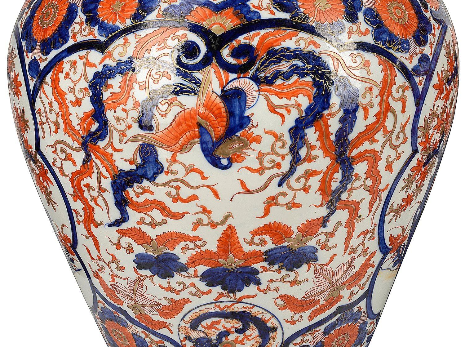 Porcelaine Impressionnante paire de vases à couvercle Imari du 19ème siècle en vente