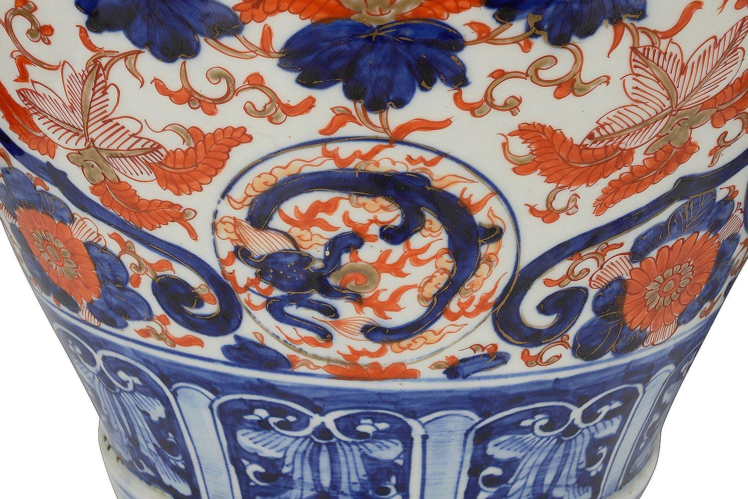Impressionante coppia di vasi con coperchio Imari del XIX secolo in vendita 2