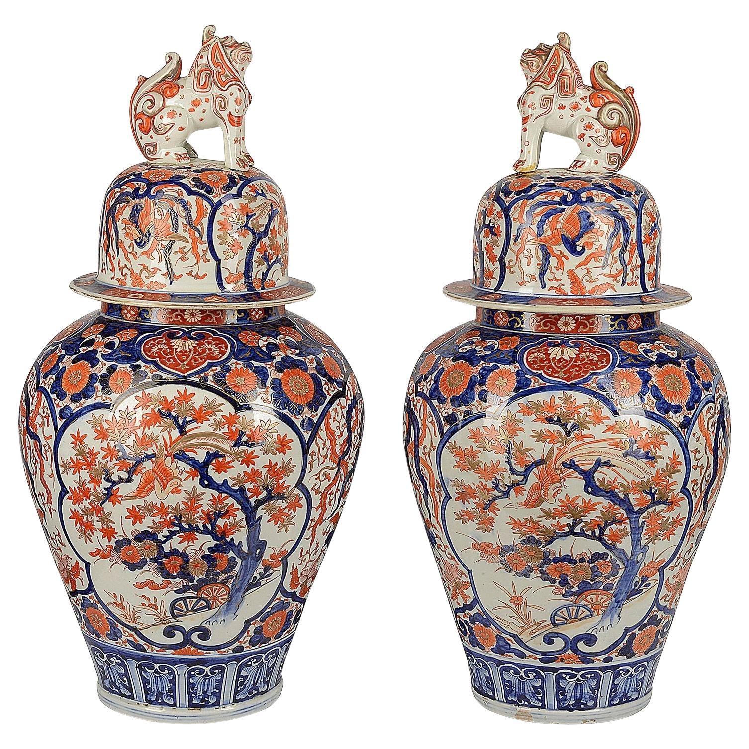 Impressionnante paire de vases à couvercle Imari du 19ème siècle en vente