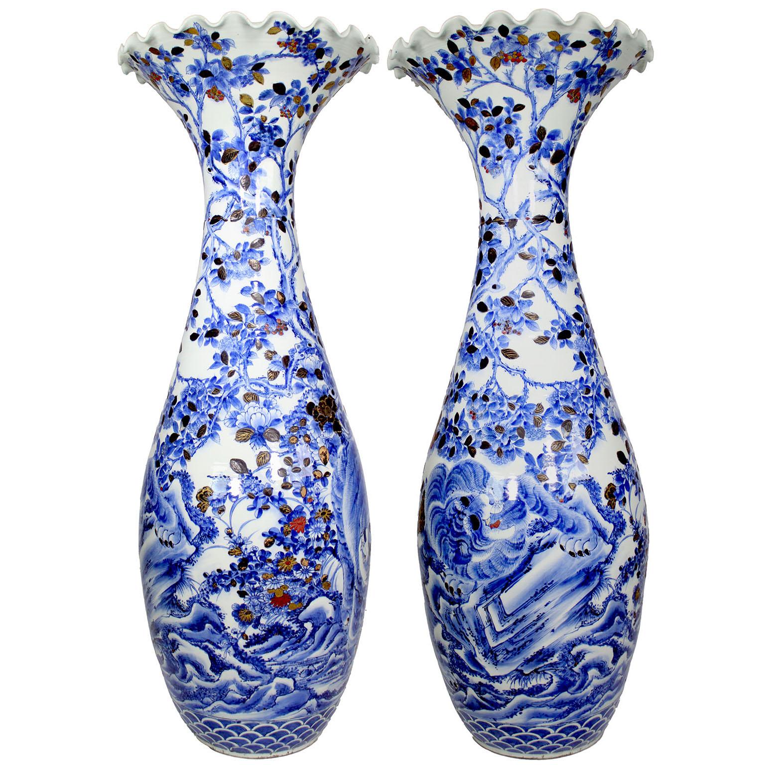Ein großes und beeindruckendes Paar japanischer Exportvasen aus der Meiji-Zeit in Blau-Celeste, Weiß und Porzellan aus dem 19. Die kunstvoll verzierten flaschenförmigen Keladonvasen sind mit Katzenmotiven inmitten von Baumzweigen und