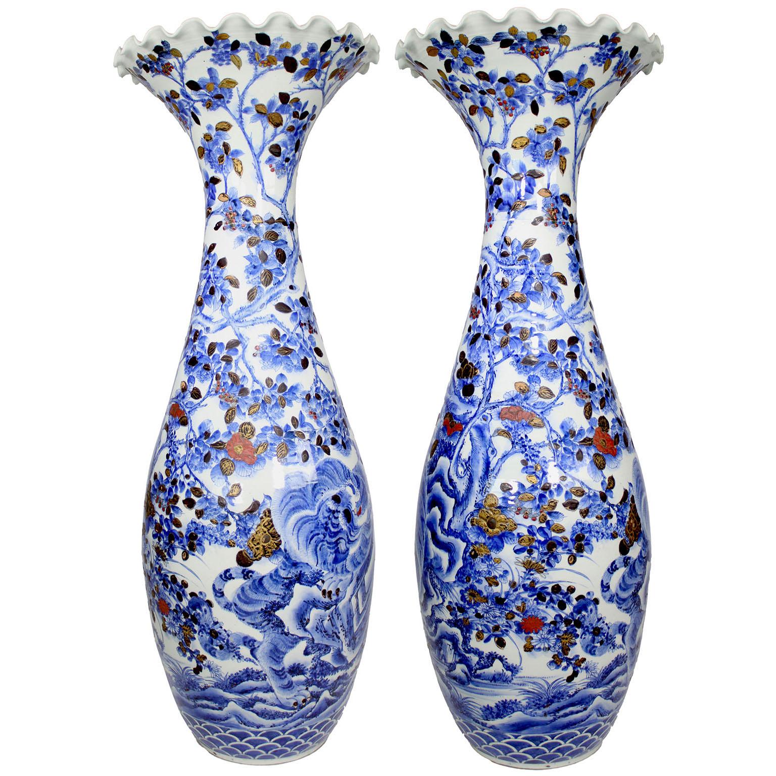 Beeindruckendes Paar japanischer Vasen aus der Meiji-Periode (19. Jahrhundert) aus blauem Porzellan im Zustand „Starke Gebrauchsspuren“ im Angebot in Los Angeles, CA