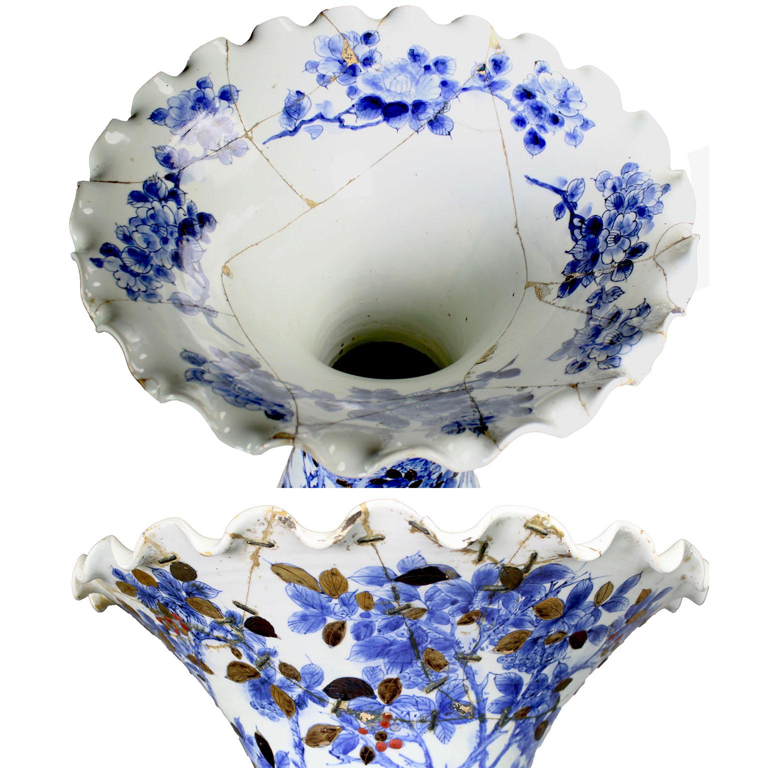 Beeindruckendes Paar japanischer Vasen aus der Meiji-Periode (19. Jahrhundert) aus blauem Porzellan im Angebot 11