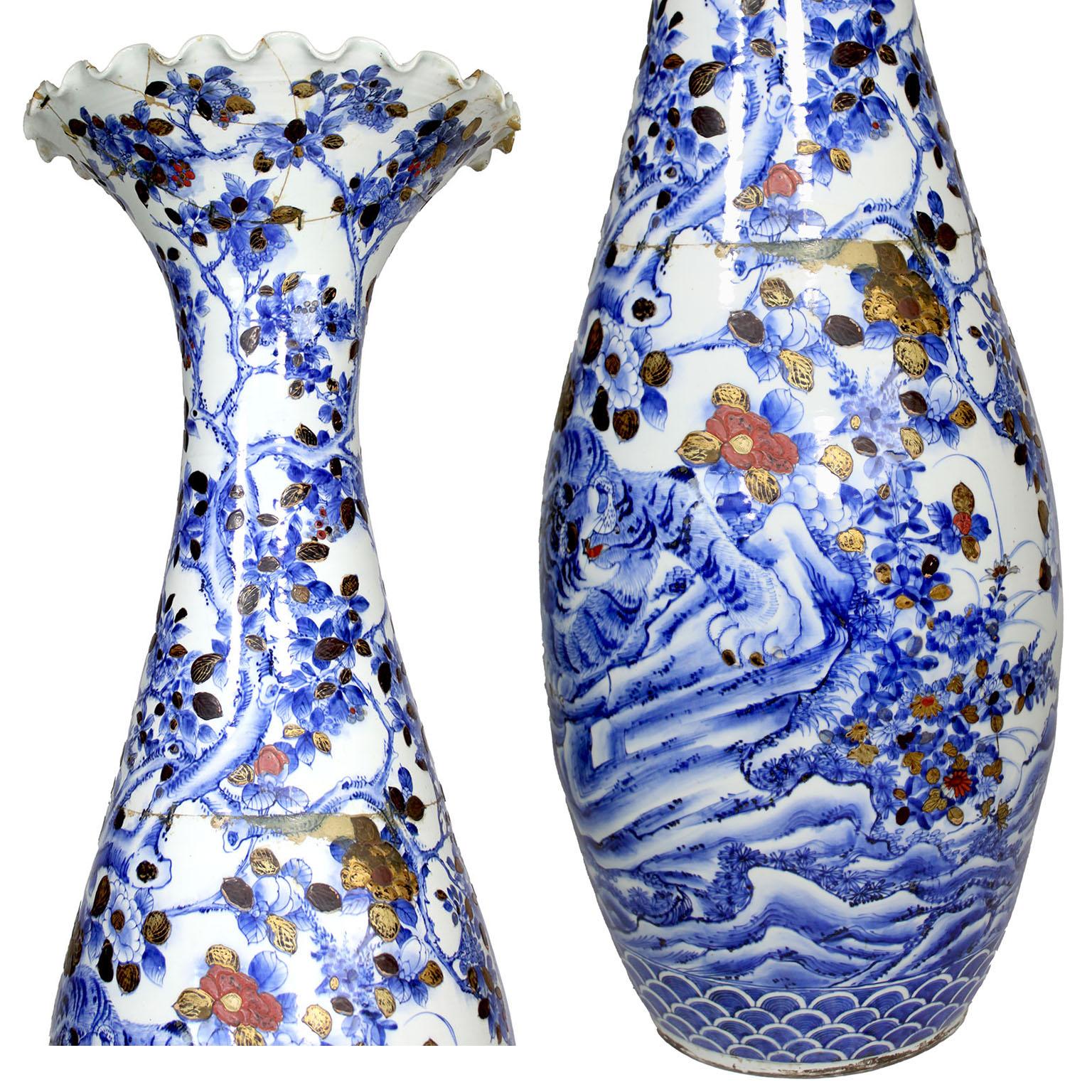 Beeindruckendes Paar japanischer Vasen aus der Meiji-Periode (19. Jahrhundert) aus blauem Porzellan im Angebot 4
