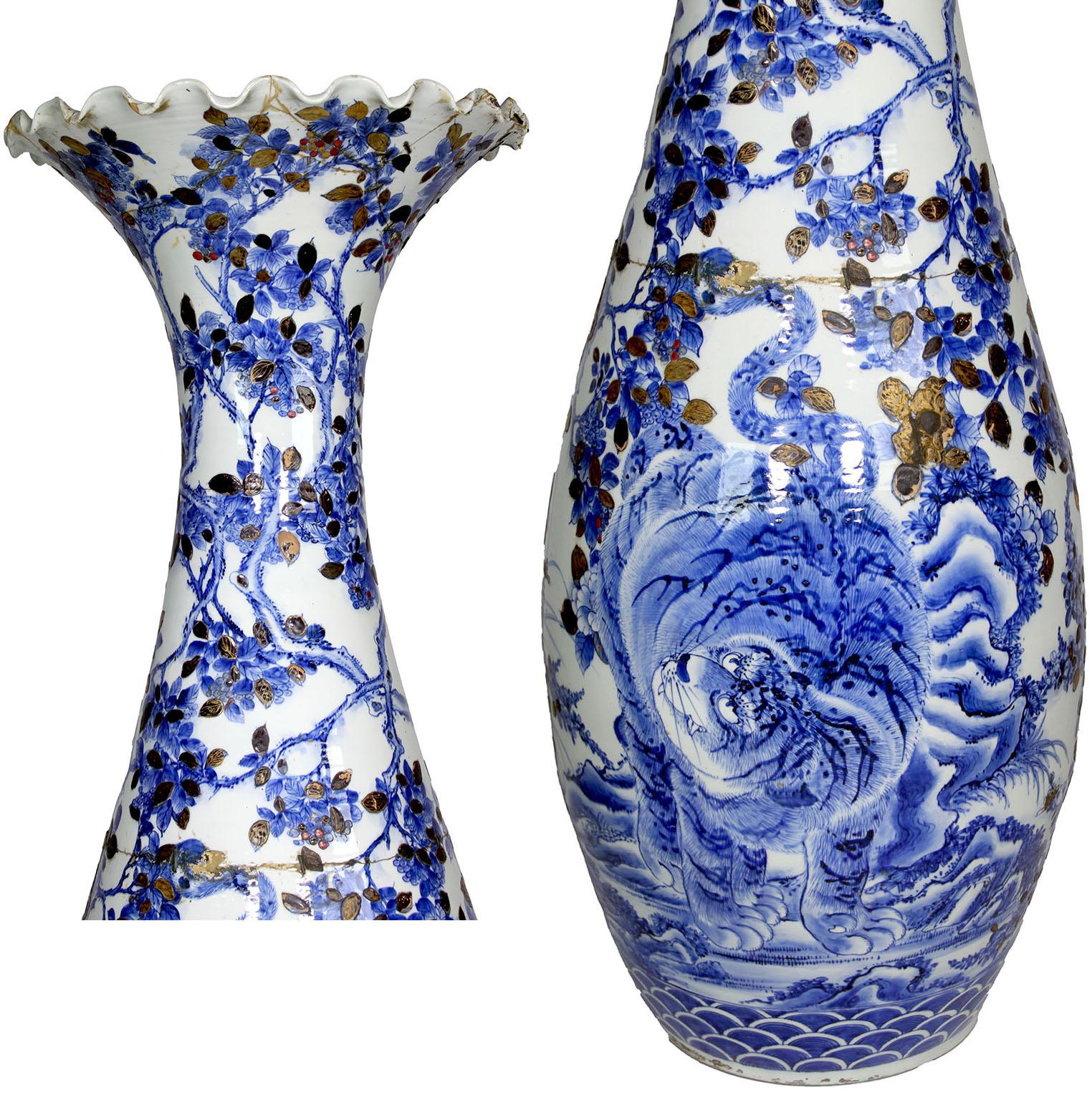 Beeindruckendes Paar japanischer Vasen aus der Meiji-Periode (19. Jahrhundert) aus blauem Porzellan im Angebot 7