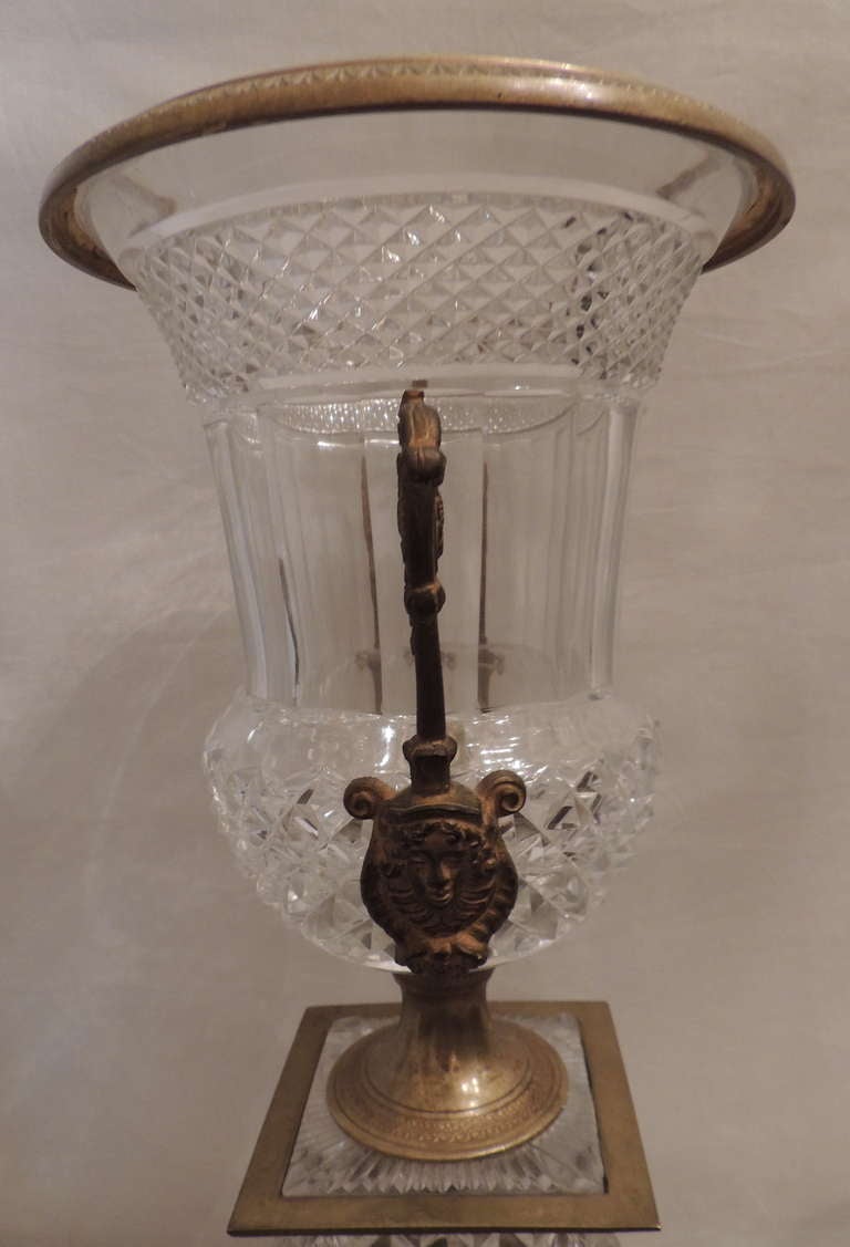 Beeindruckendes Paar französischer Urnen aus geschliffenem Kristall und Doré-Bronze mit Ormolu-Montierung im Zustand „Gut“ im Angebot in Roslyn, NY