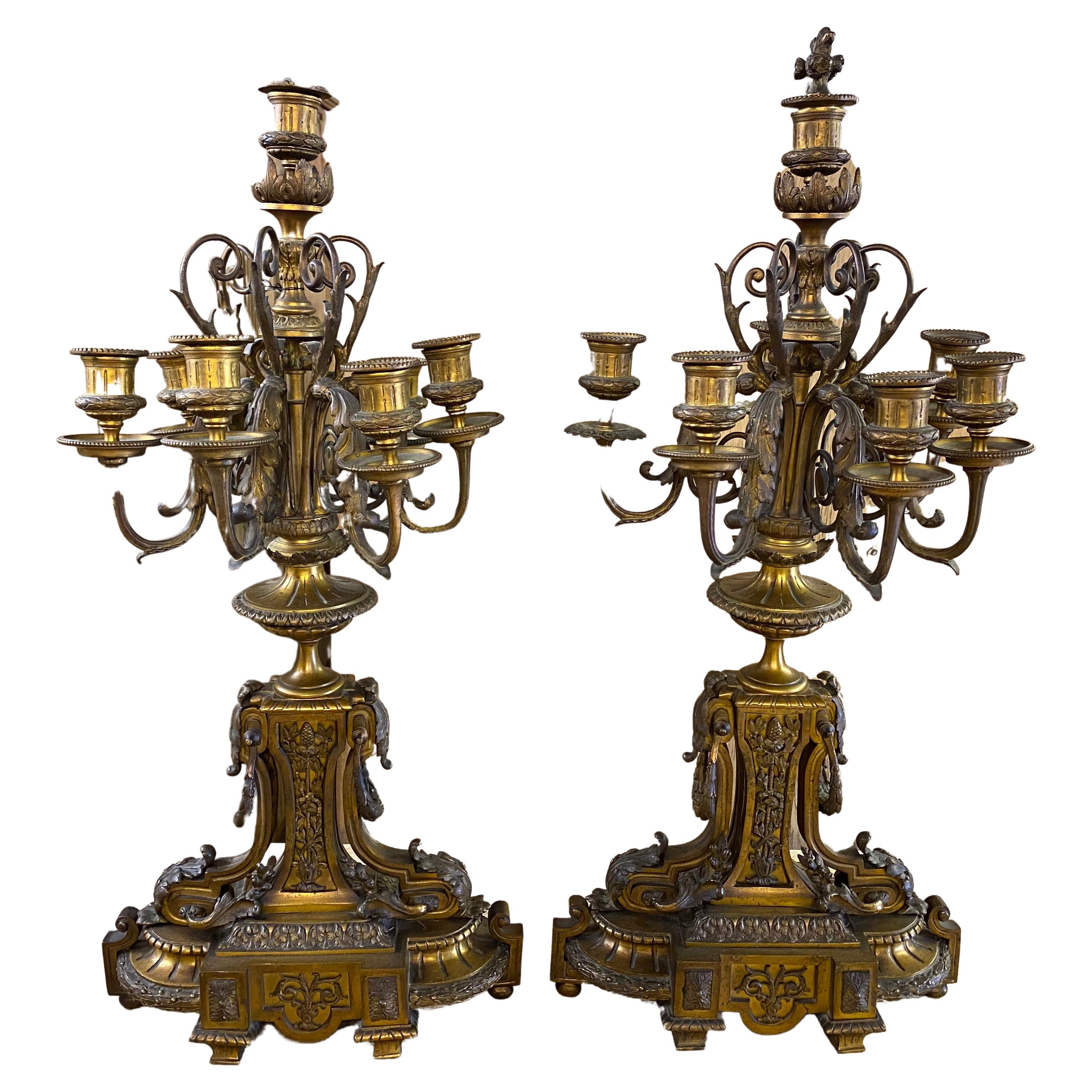 Beeindruckendes Paar französischer vergoldeter Bronze-Kandelaber
