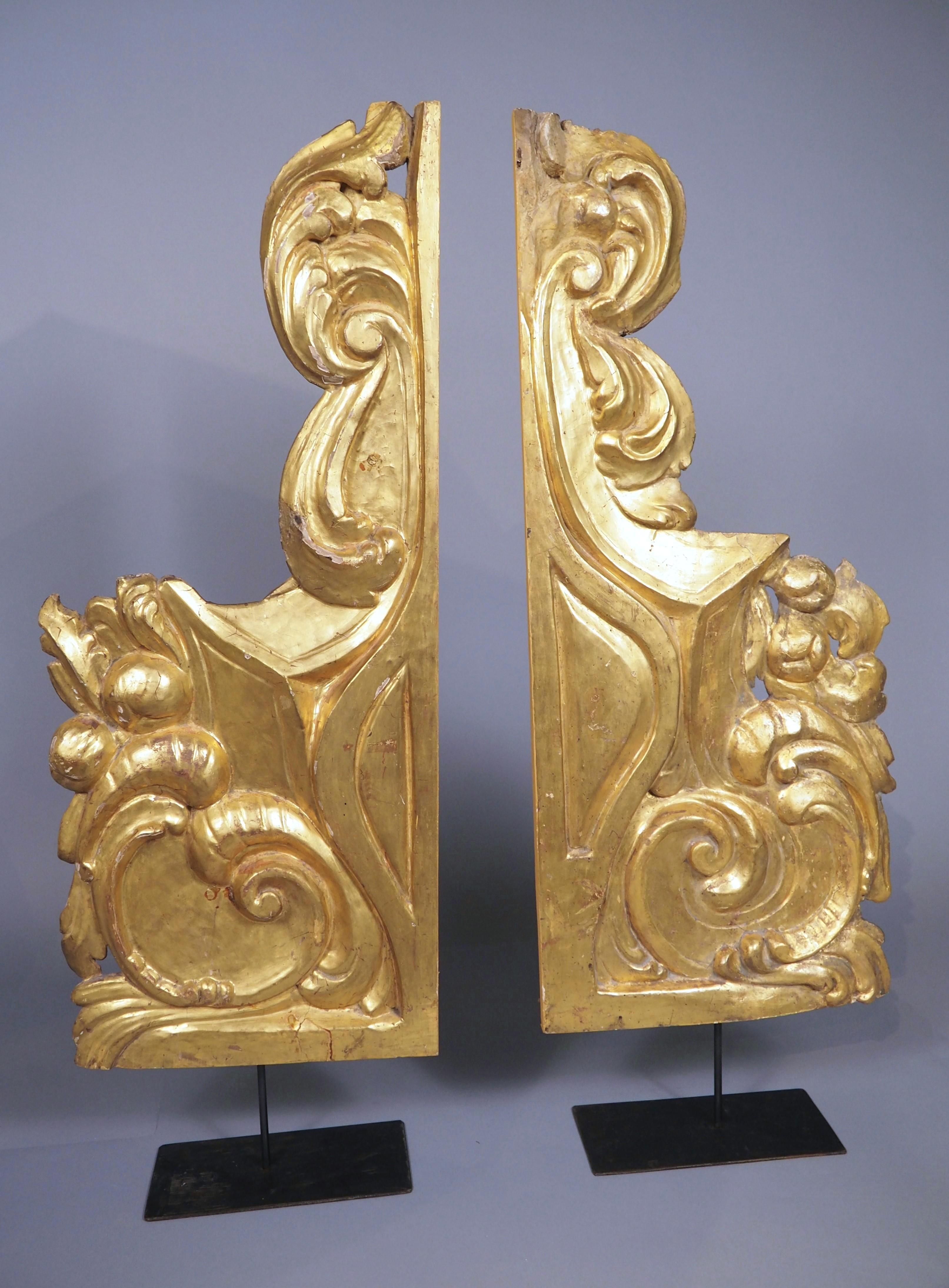 Français Impressionnante paire de sculptures en bois doré du XVIIIe siècle provenant de Nice, France, H-39.75 in. en vente