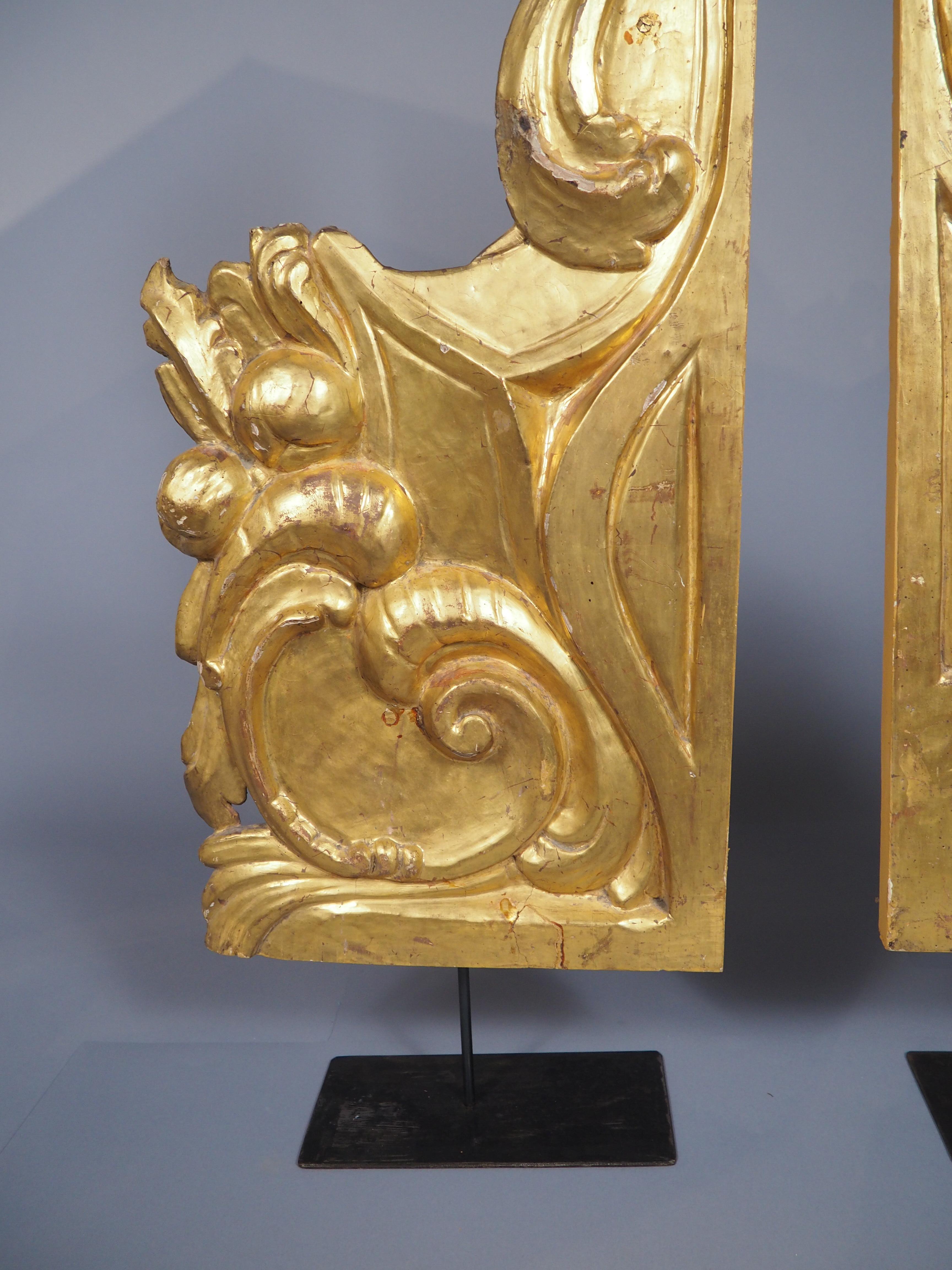 Sculpté à la main Impressionnante paire de sculptures en bois doré du XVIIIe siècle provenant de Nice, France, H-39.75 in. en vente