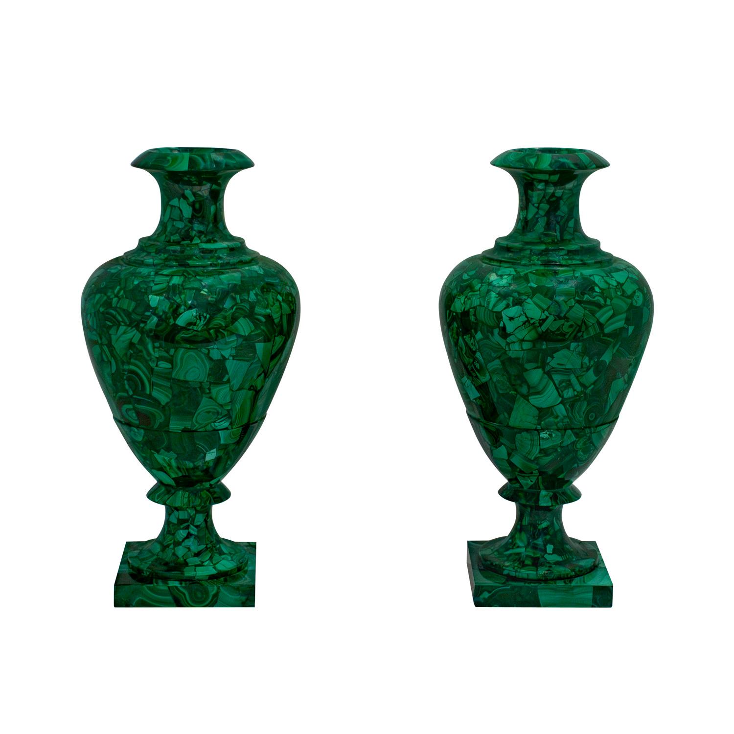 Coppia di urne in stile neoclassico splendidamente lavorate in malachite lucida, italiane della seconda metà del XX secolo. Questi oggetti sono assolutamente magnifici e sarebbero un vero e proprio pezzo forte in qualsiasi stanza.
