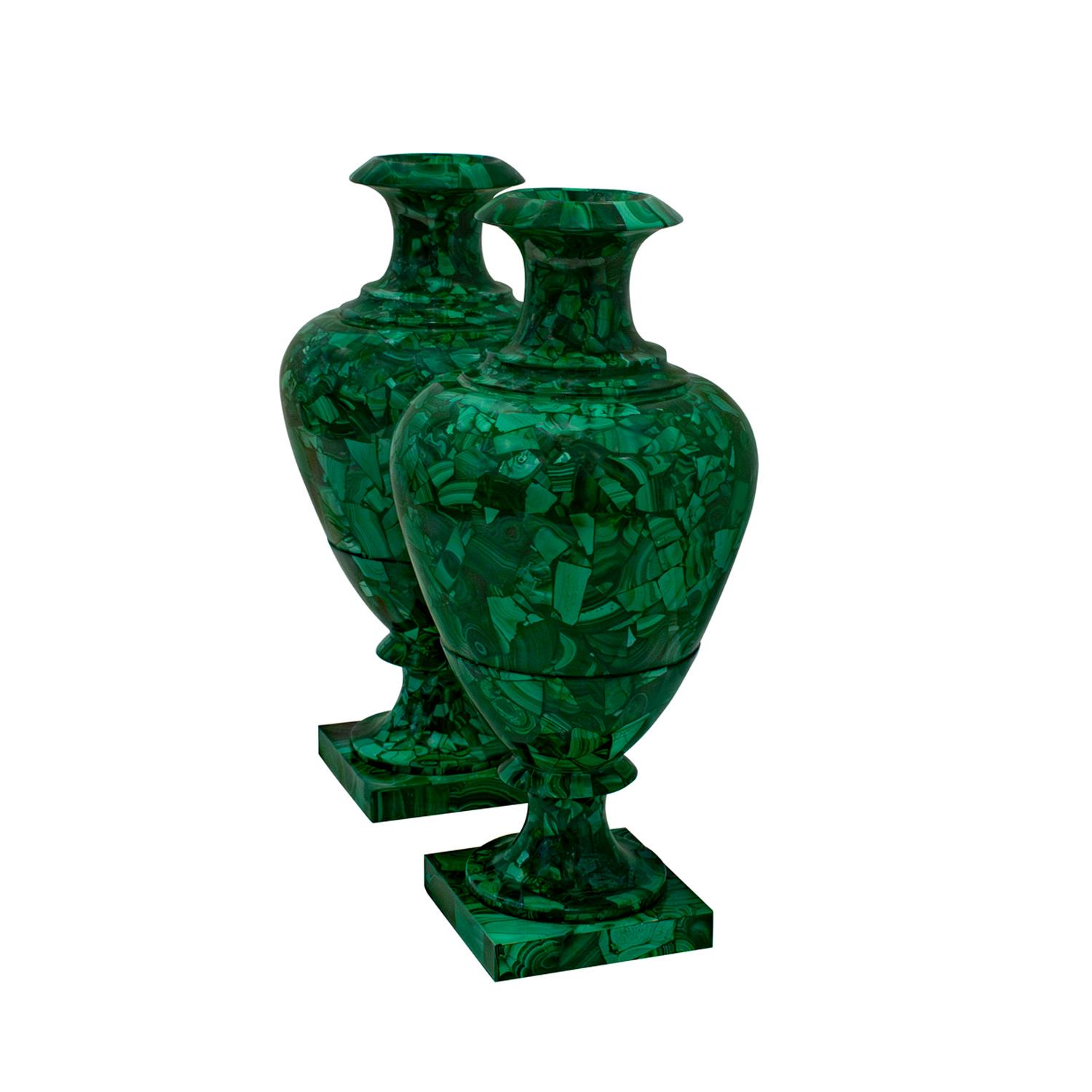 Moderno Impressionante coppia di urne artigianali neoclassiche in malachite del XX secolo in vendita