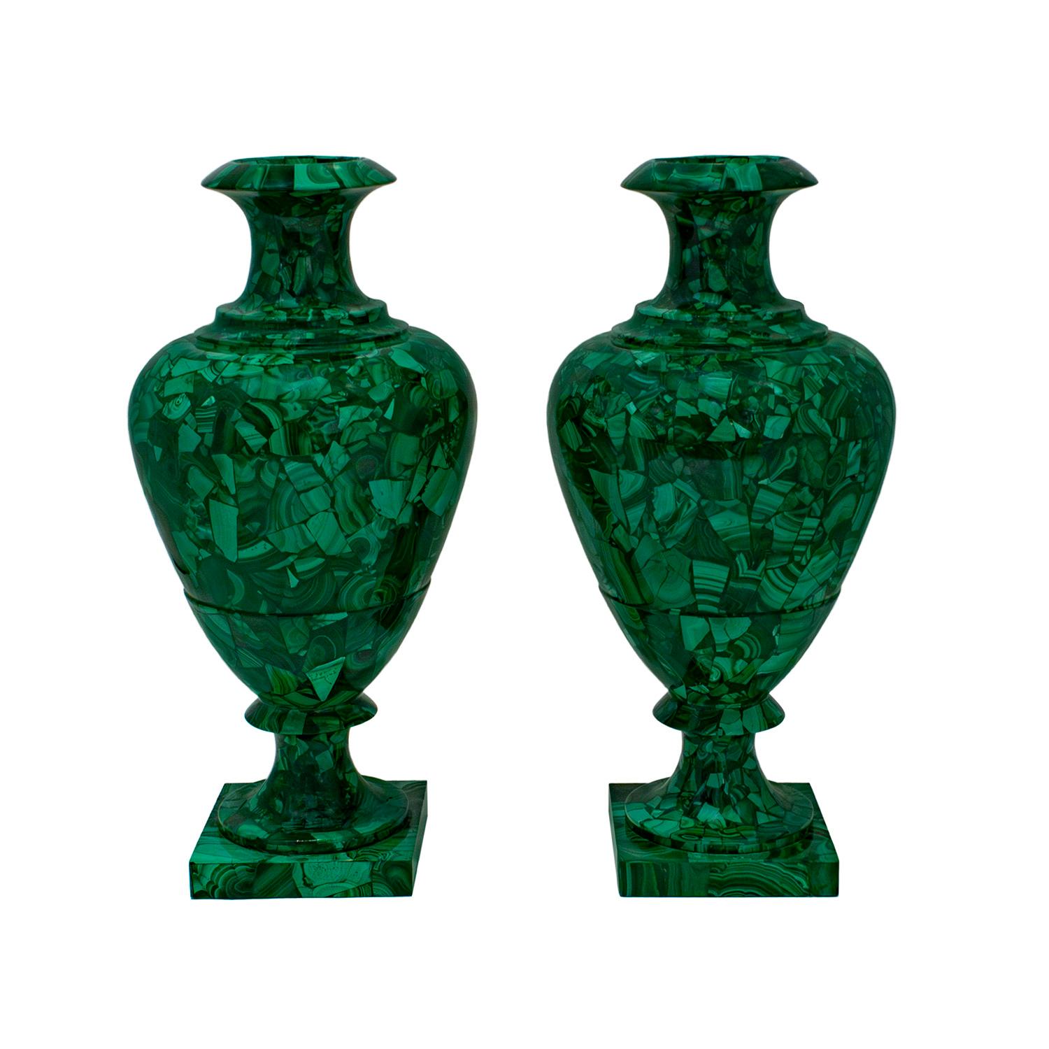 Italiano Impressionante coppia di urne artigianali neoclassiche in malachite del XX secolo in vendita