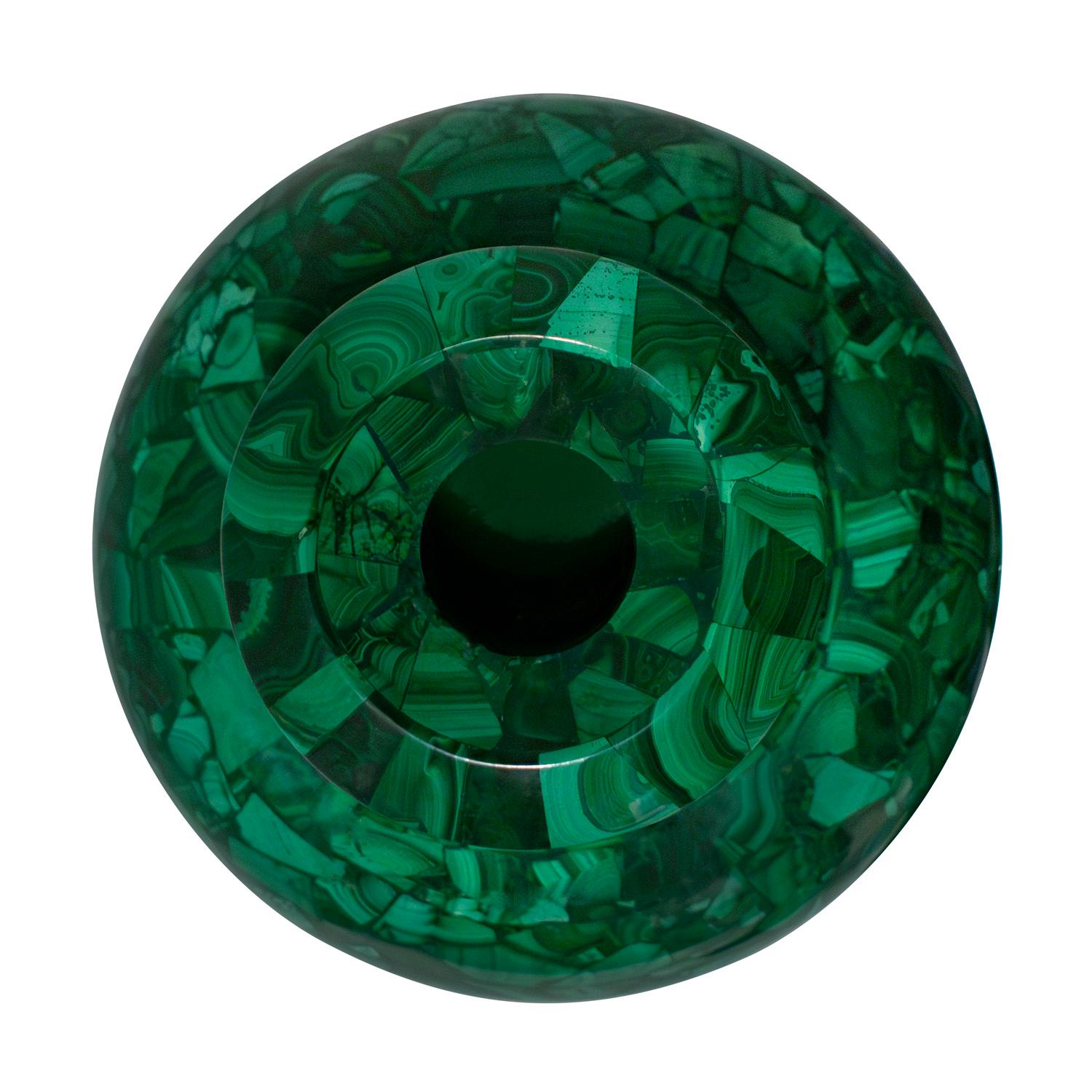 Fatto a mano Impressionante coppia di urne artigianali neoclassiche in malachite del XX secolo in vendita