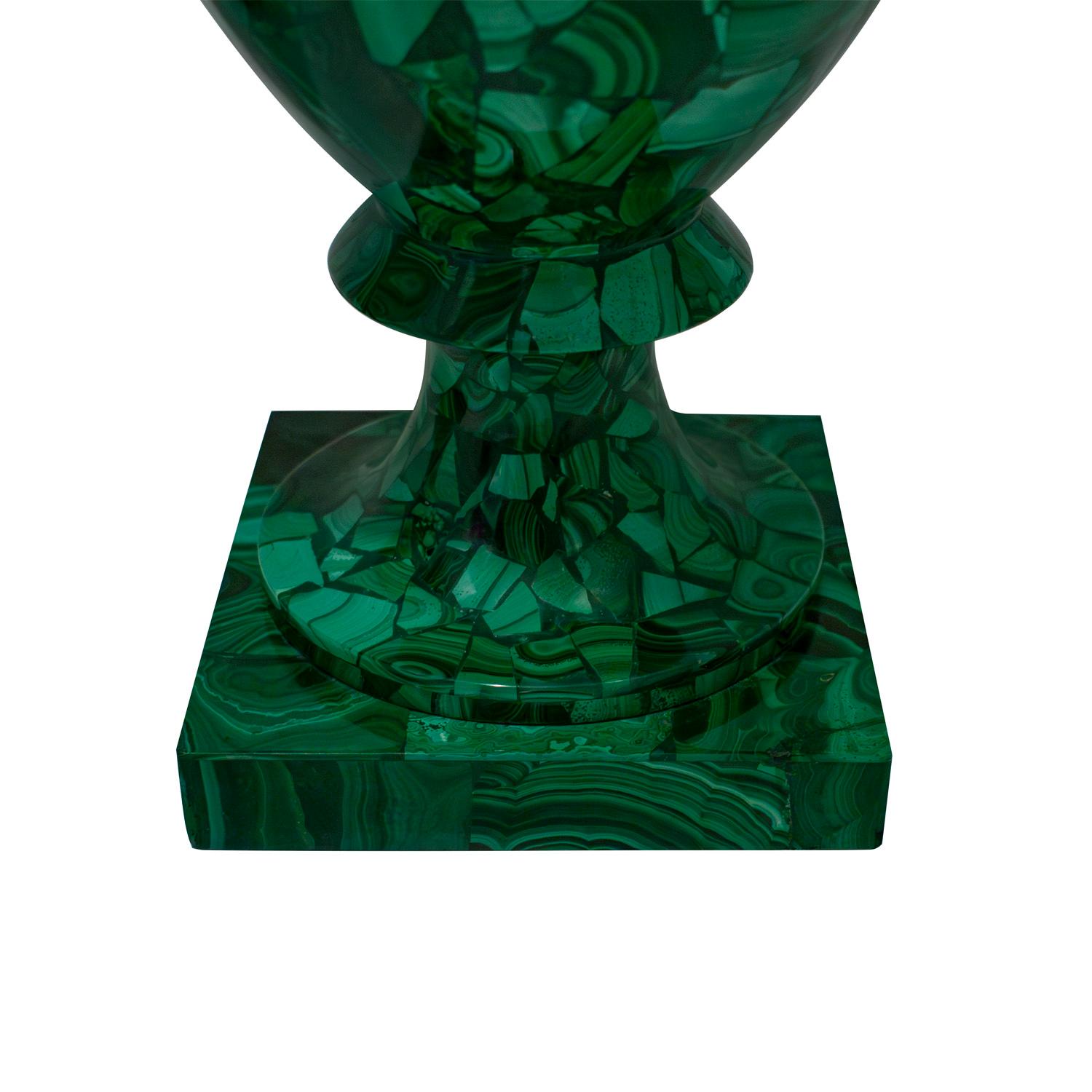 Impressionante coppia di urne artigianali neoclassiche in malachite del XX secolo In condizioni ottime in vendita a New York, NY
