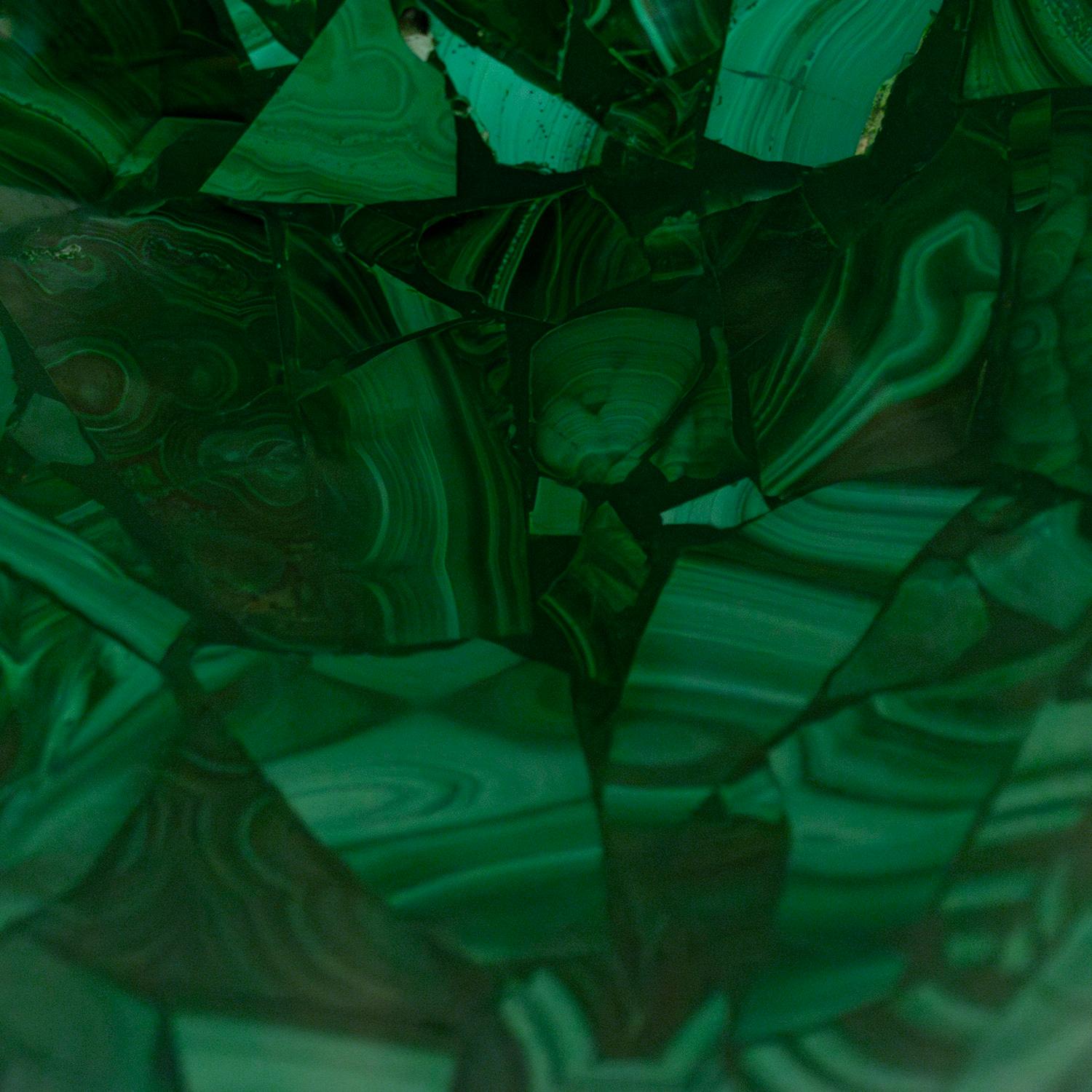 Malachite Impressionante coppia di urne artigianali neoclassiche in malachite del XX secolo in vendita