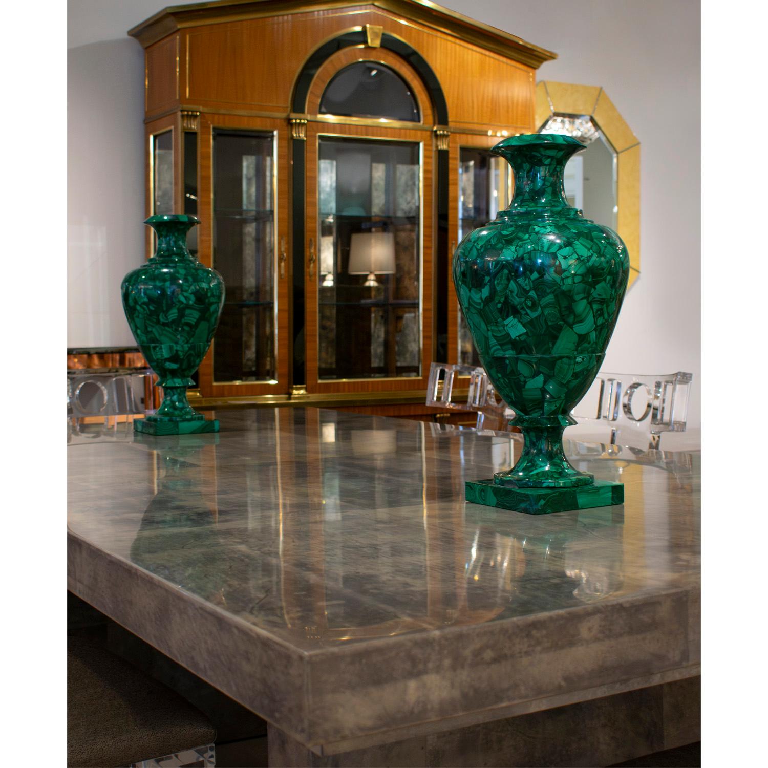 Impressionante coppia di urne artigianali neoclassiche in malachite del XX secolo in vendita 1