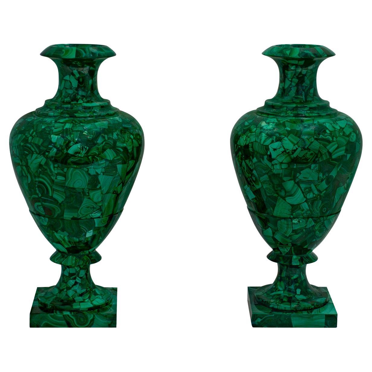 Impressionante coppia di urne artigianali neoclassiche in malachite del XX secolo in vendita