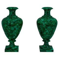 Paire d'urnes artisanales néoclassiques en malachite du 20ème siècle