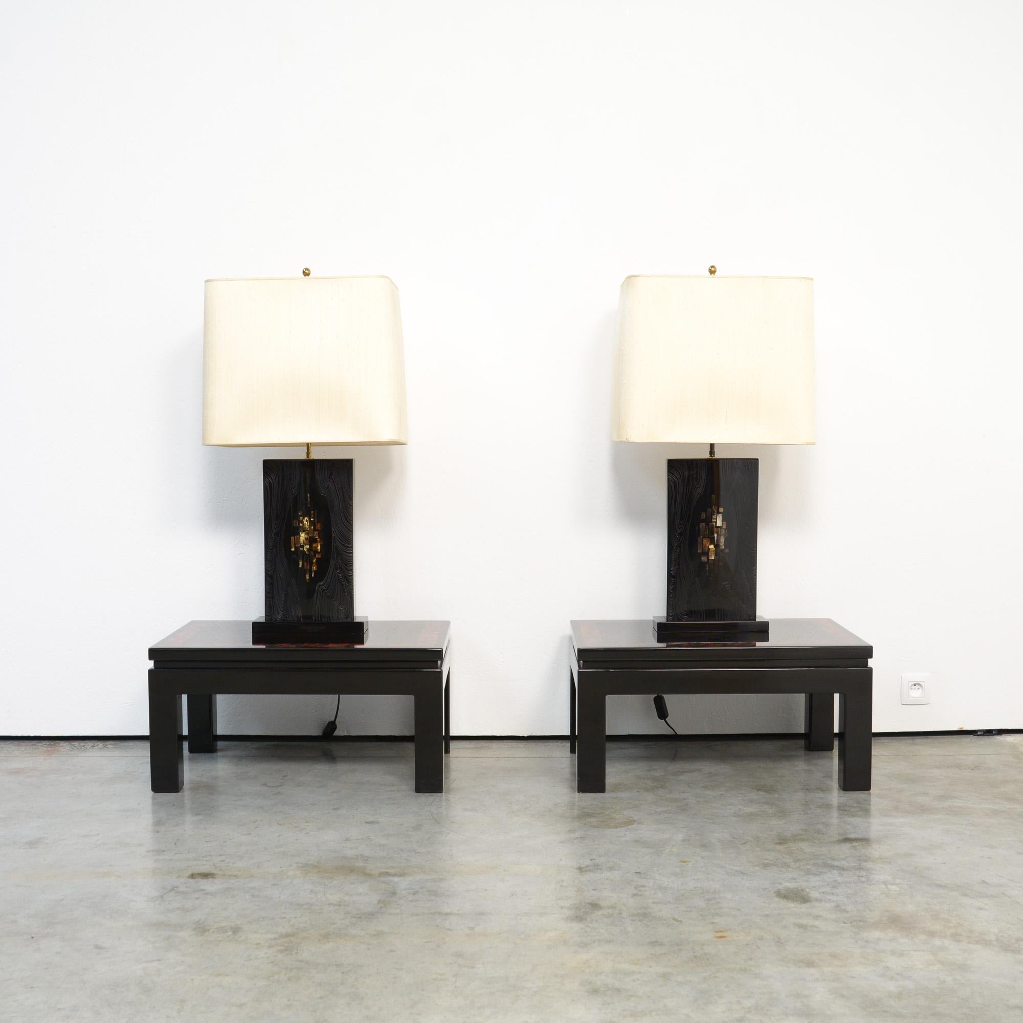 Dieses exklusive Tischlampenpaar wurde im Atelier von Marcel und Jean-Claude Dresse entworfen und hergestellt. Die Lampen können auf die 1970er Jahre datiert werden.
Der Sockel ist aus glänzend schwarz lackiertem Harz mit Knochenintarsien