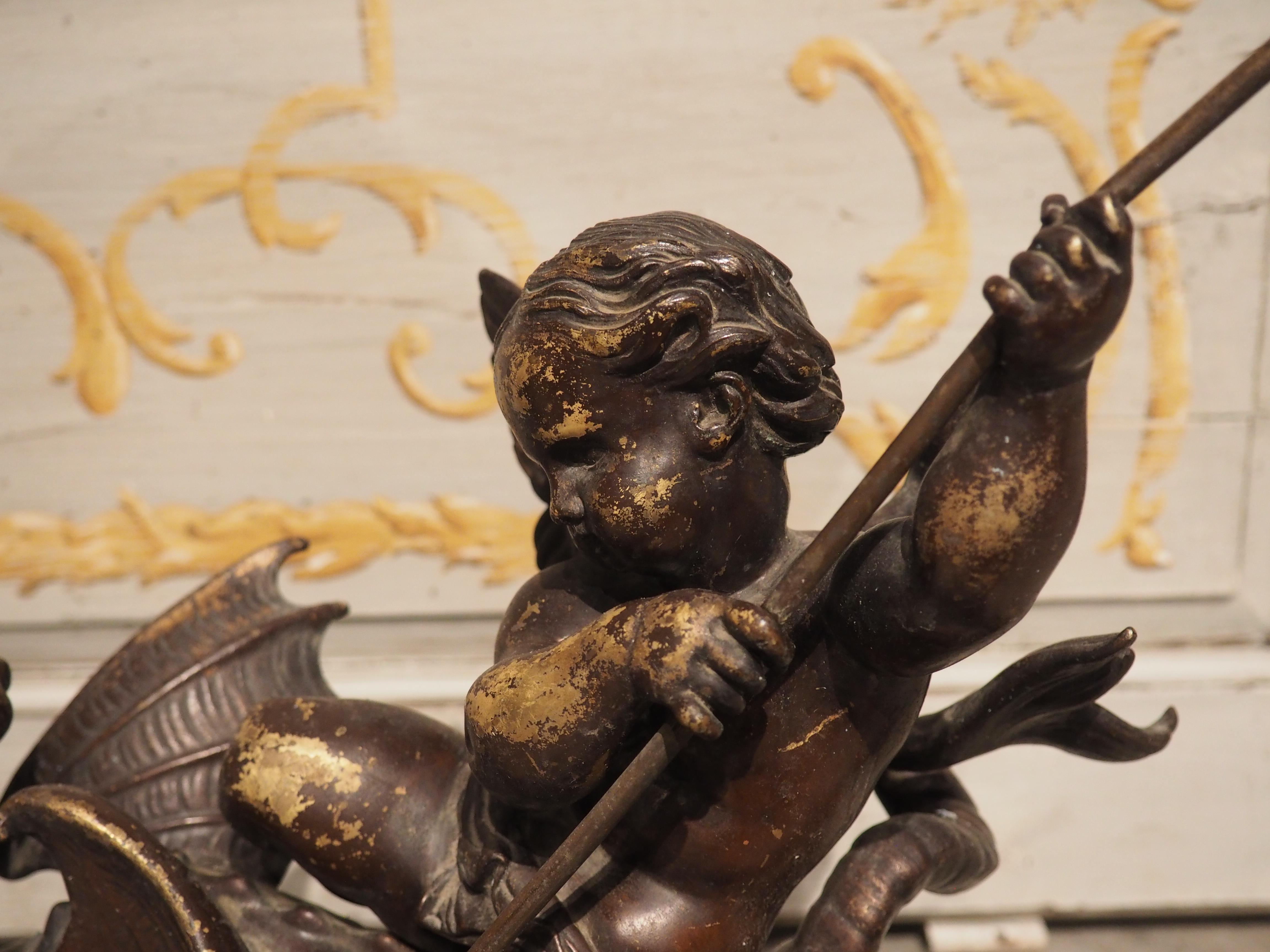 Patiné Impressionnante paire de Chenets en bronze français vers 1850 avec Putti et Dragons en vente