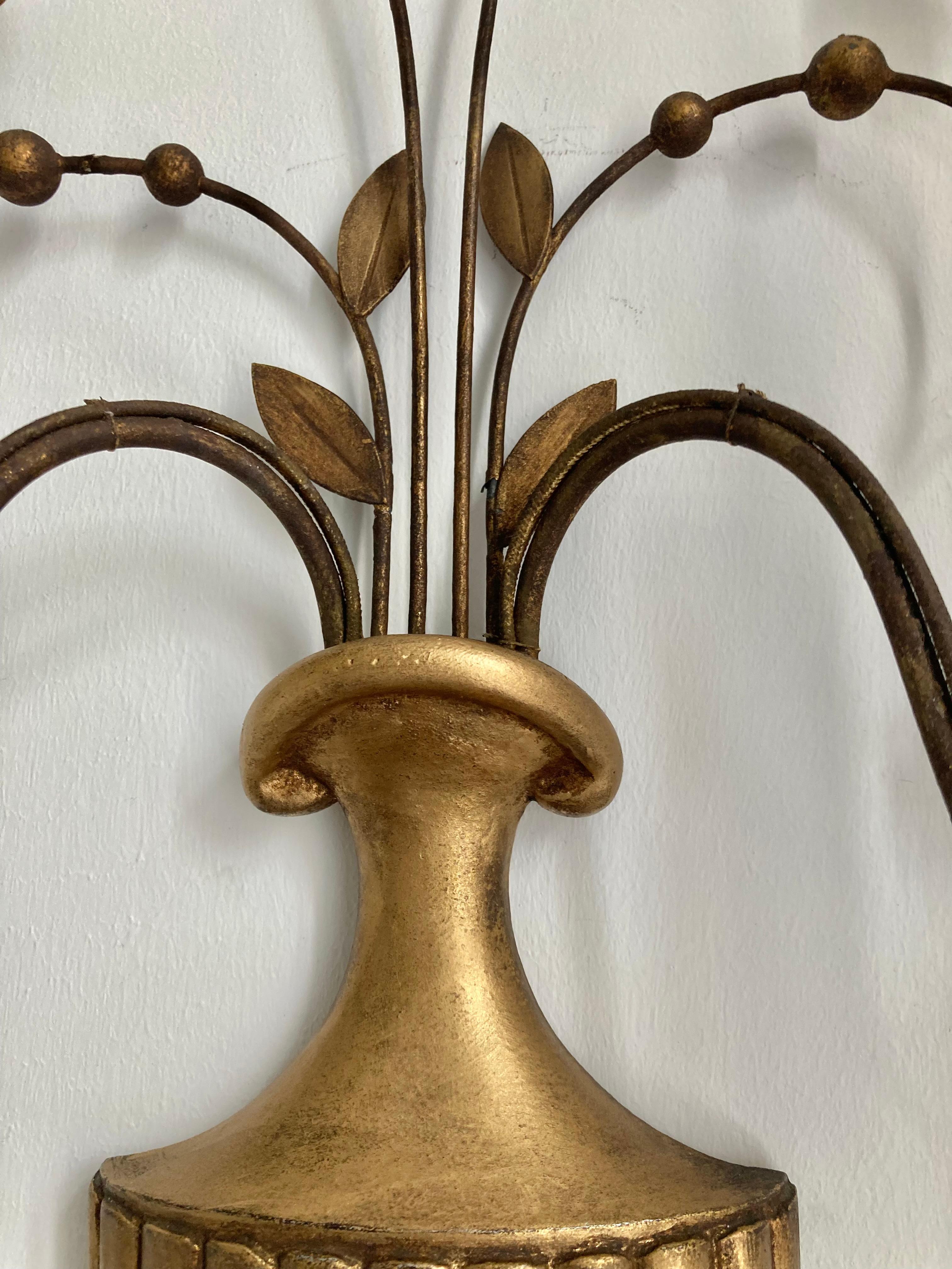 PAR  de Apliques de Bronce Dorado y Follaje de Hierro en venta 5