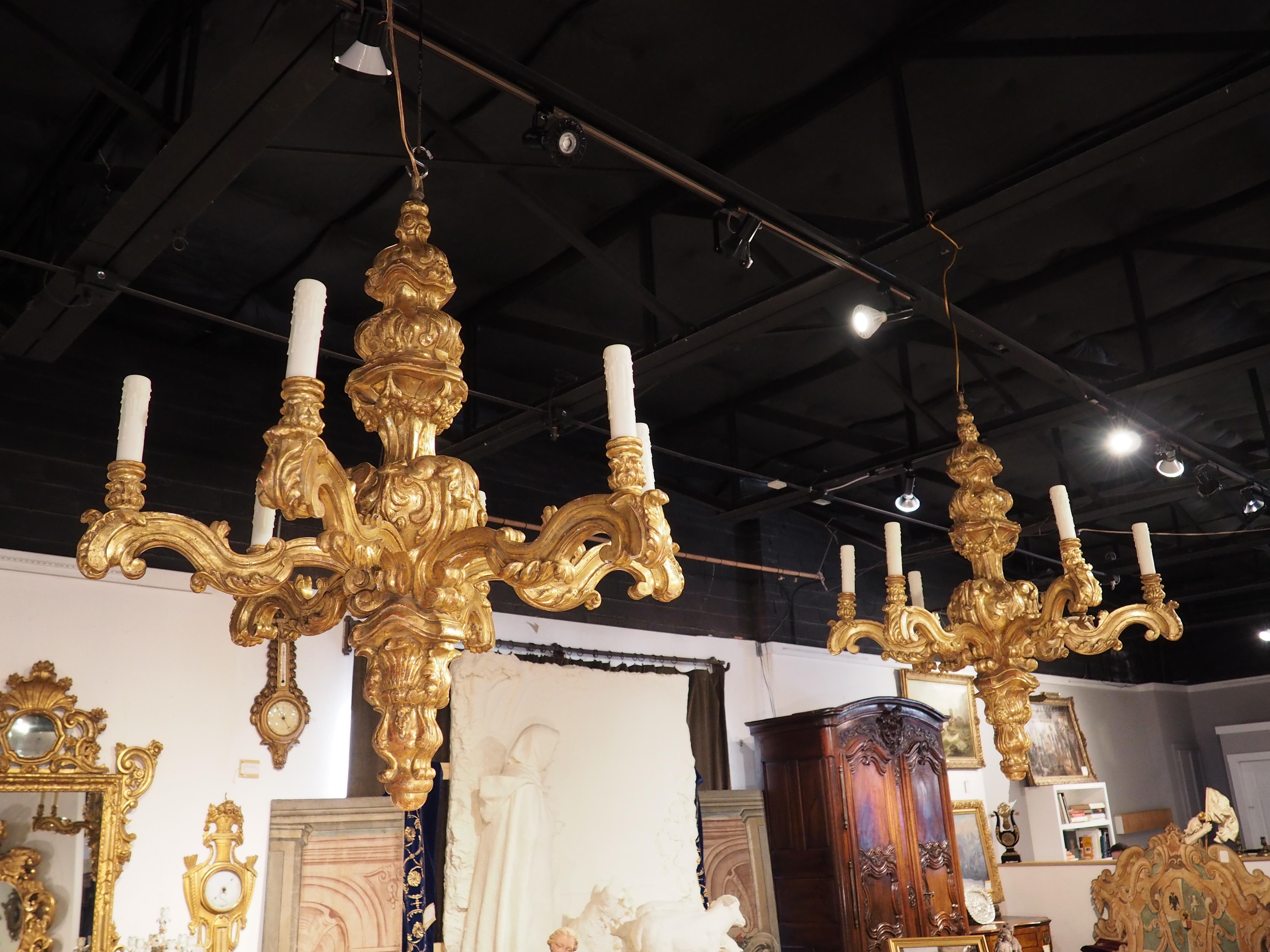 Impressionante coppia di lampadari a sei luci in legno dorato in stile Luigi XIV in vendita 13