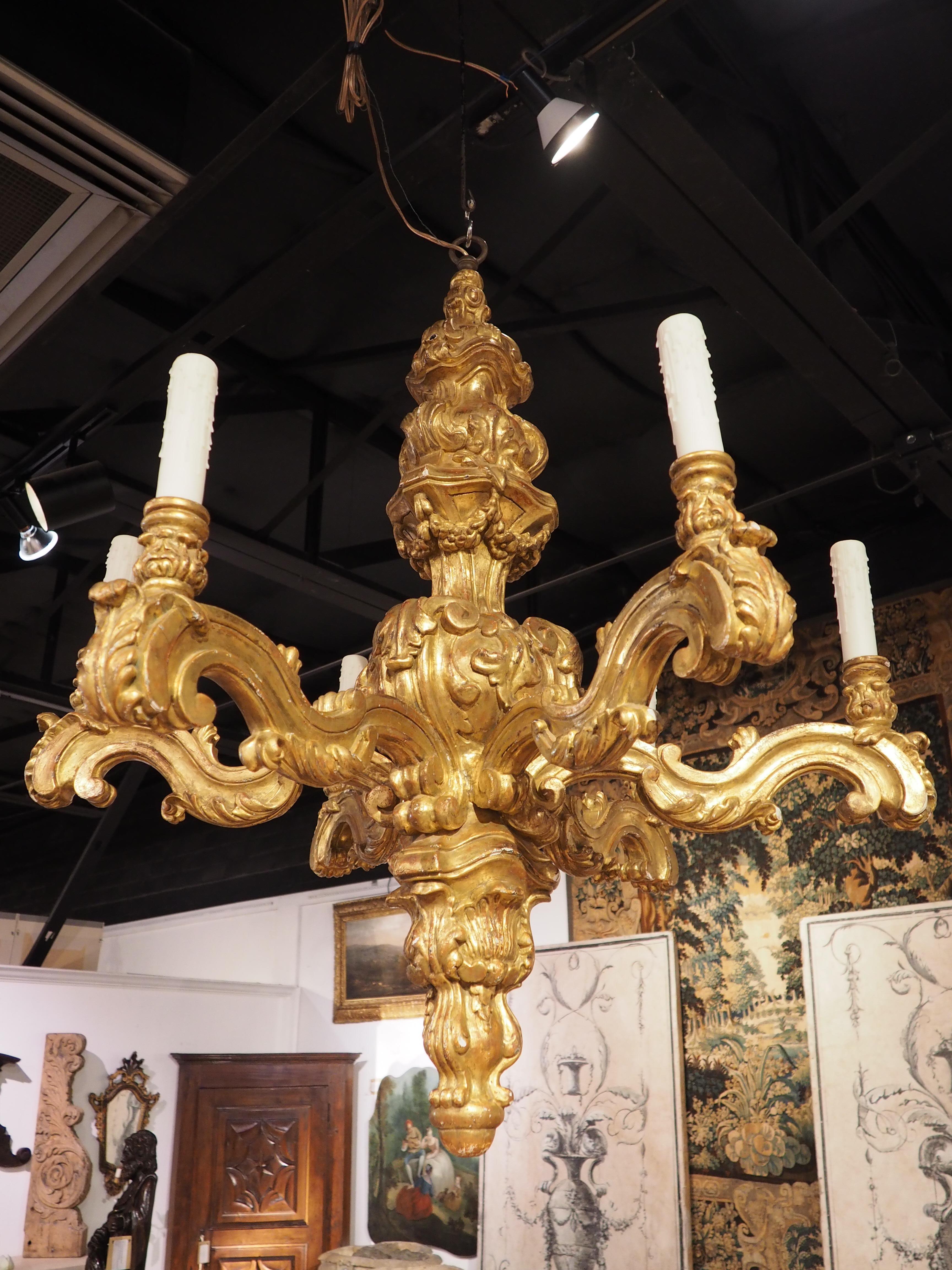 Italiano Impressionante coppia di lampadari a sei luci in legno dorato in stile Luigi XIV in vendita