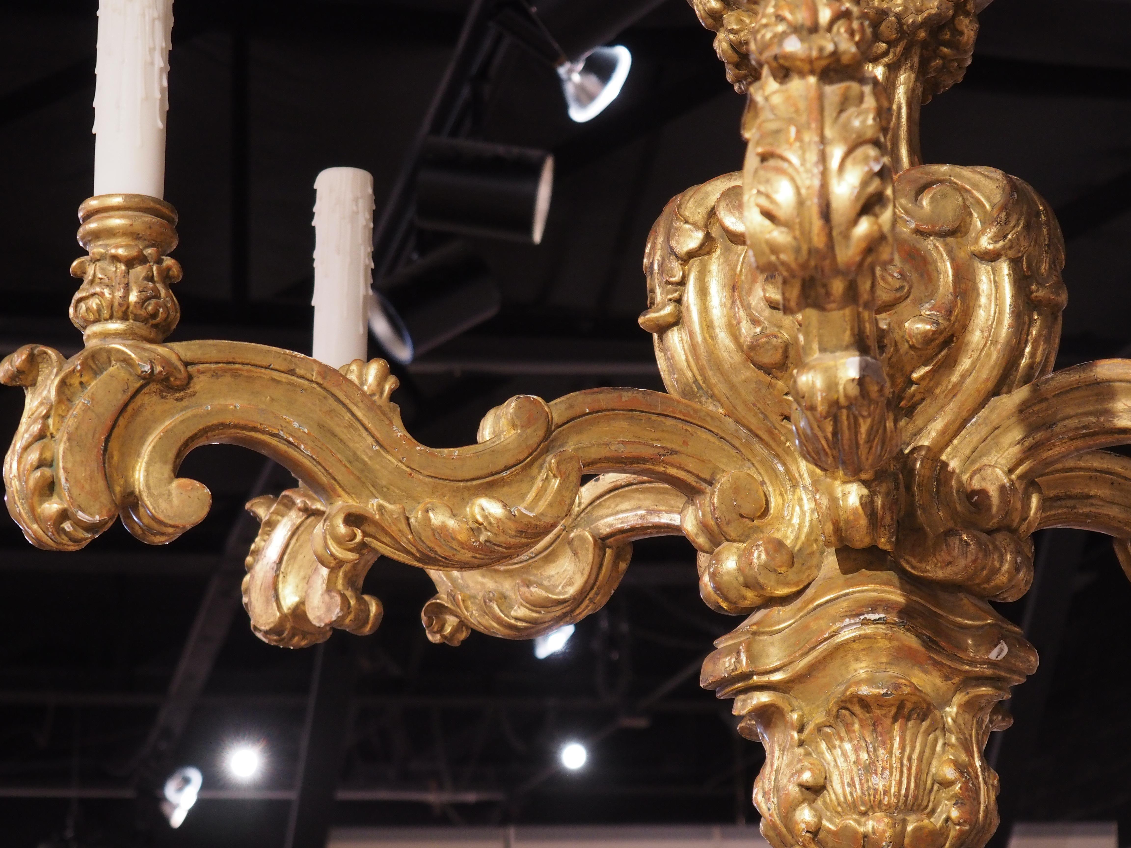 Impressionante coppia di lampadari a sei luci in legno dorato in stile Luigi XIV in vendita 2