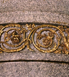 Beeindruckendes Paar Urnen aus Granit und vergoldeter Bronze, Frankreich, 20. Jahrhundert