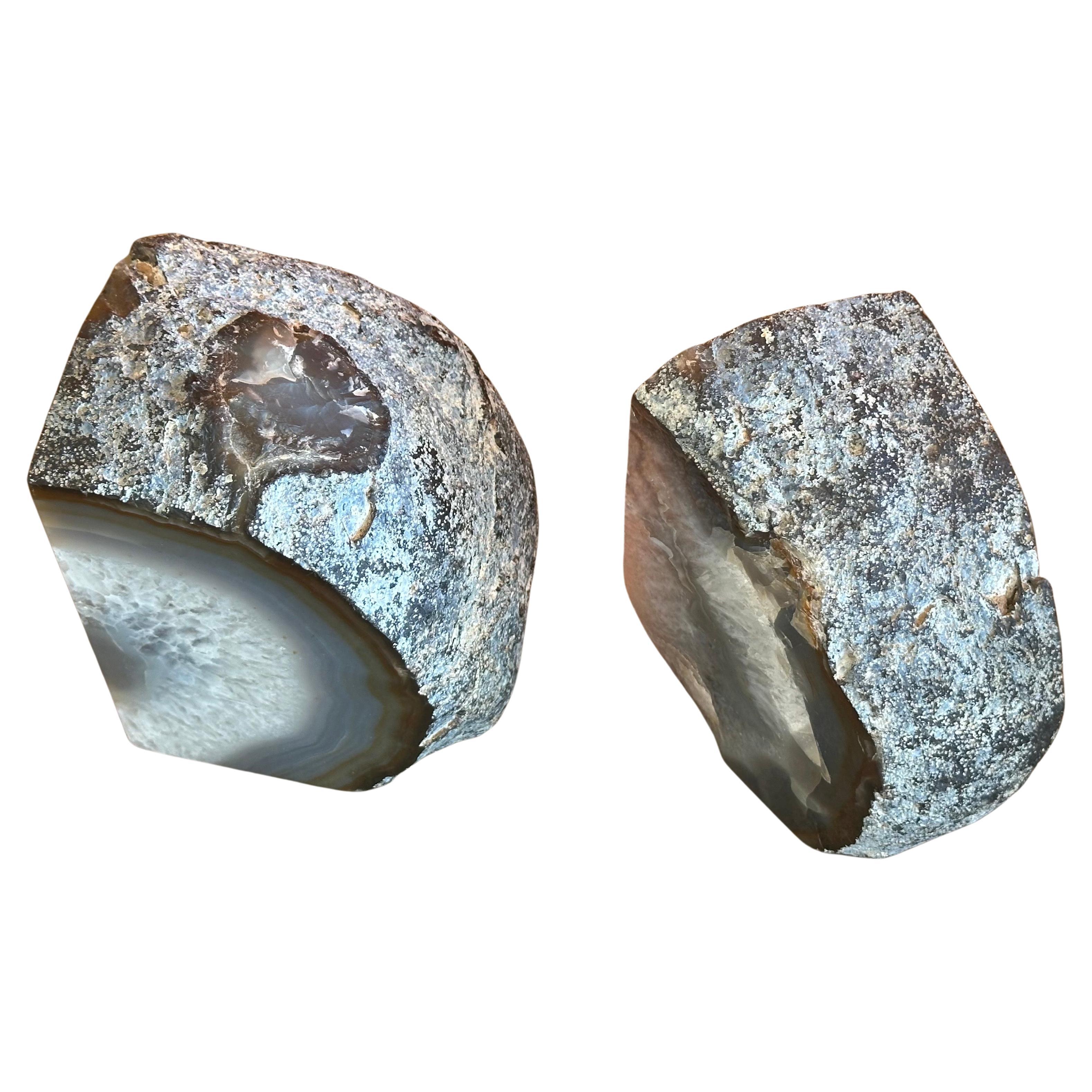 Un'impressionante coppia di grandi e pesanti fermalibri in geode/agata lucidata, risalenti all'incirca alla preistoria. Colori vivaci come l'argento, il grigio, il blu, il marrone e il crema, con motivi che si sono formati naturalmente grazie alla