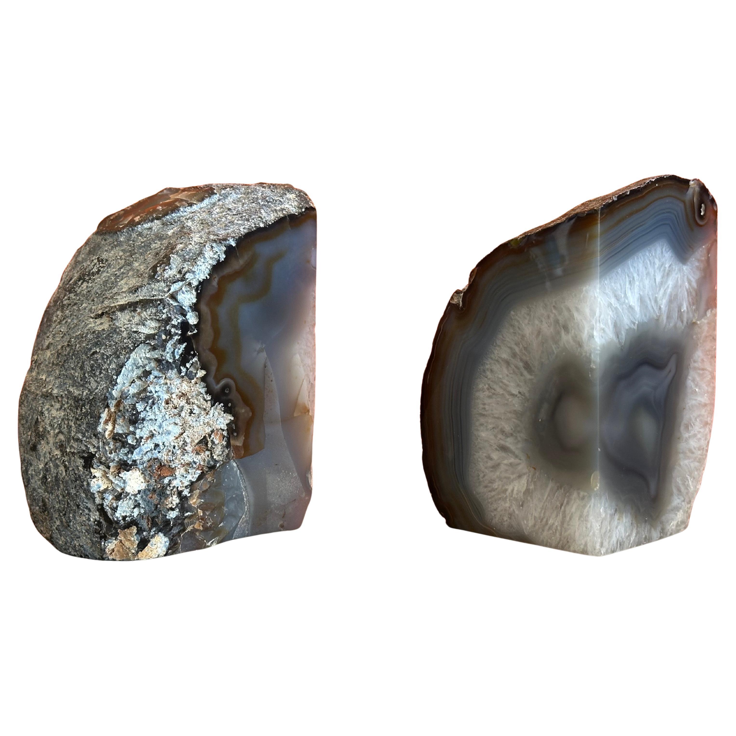 Organico moderno Impressionante coppia di grandi e pesanti reggilibri in geode/agata lucidata a bande in vendita