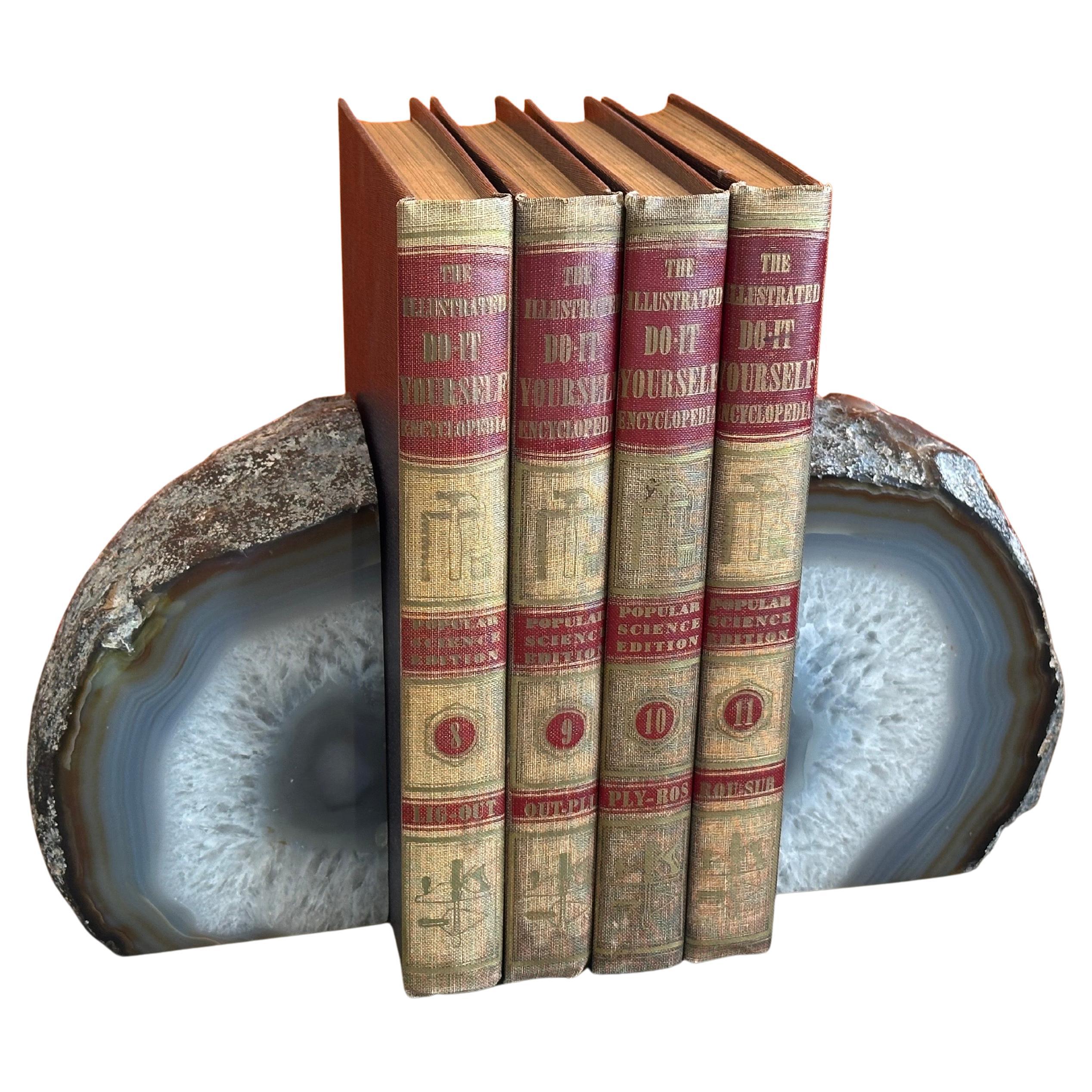 Impressionante coppia di grandi e pesanti reggilibri in geode/agata lucidata a bande in vendita