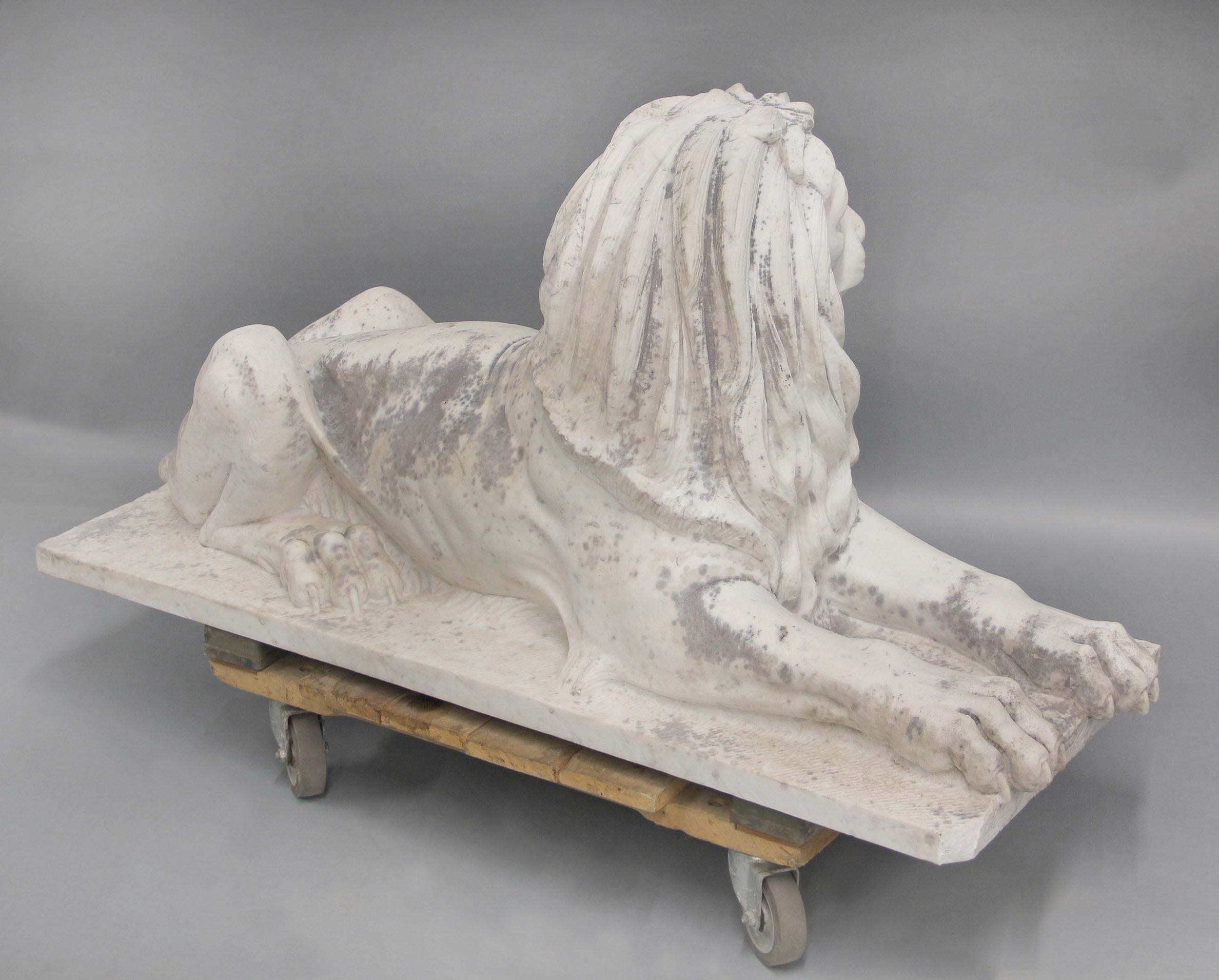 Impressionante coppia di leoni da giardino reclinati in marmo della fine del XIX secolo in vendita 3