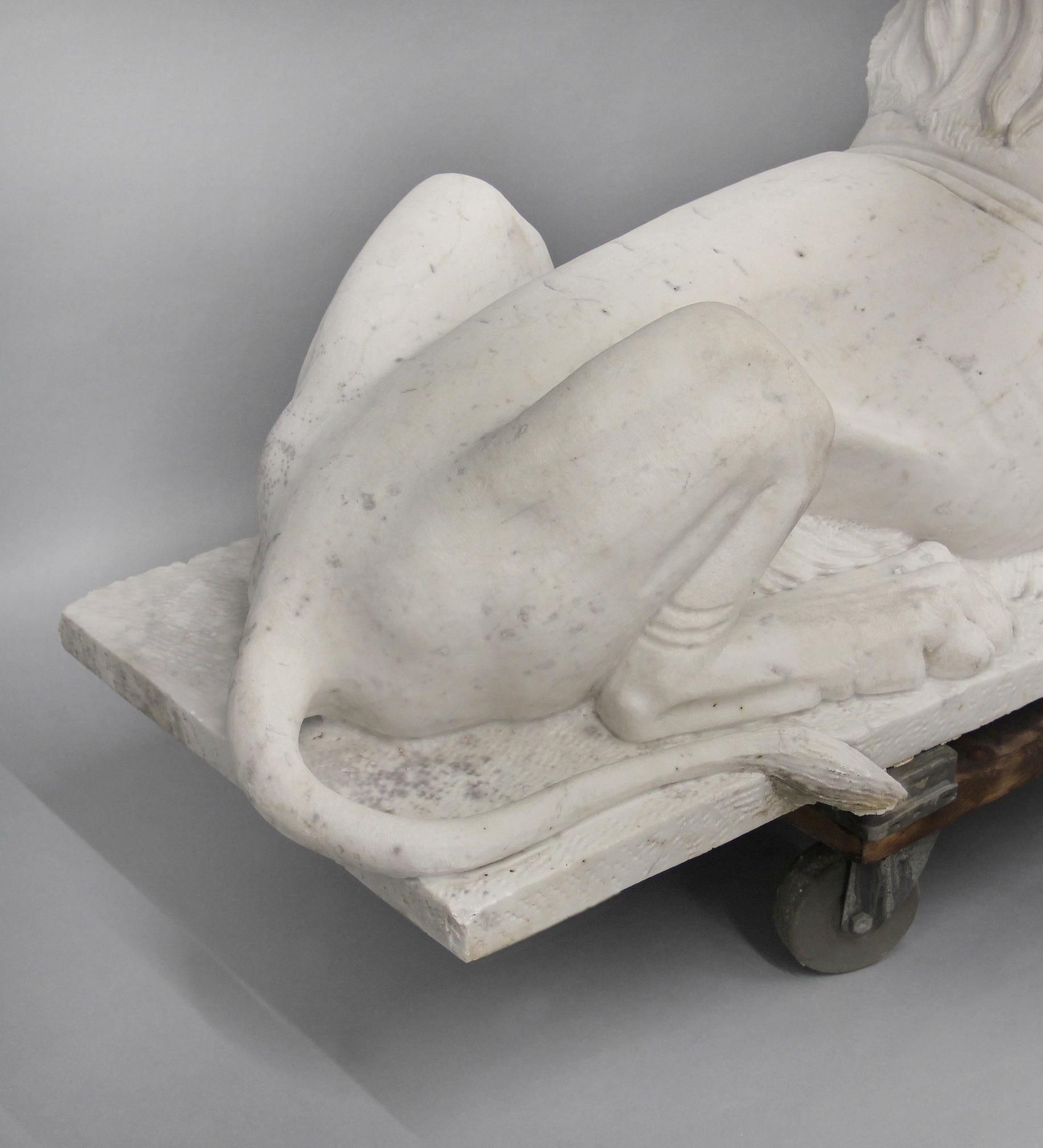 Impressionante coppia di leoni da giardino reclinati in marmo della fine del XIX secolo in vendita 4