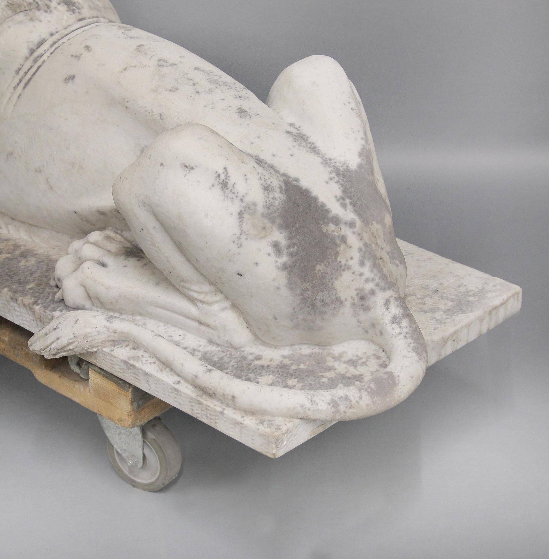 Impressionante coppia di leoni da giardino reclinati in marmo della fine del XIX secolo in vendita 5