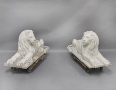 Impressionnante paire de lions couchés en marbre de la fin du 19e siècle pour le jardin / gardien de porte