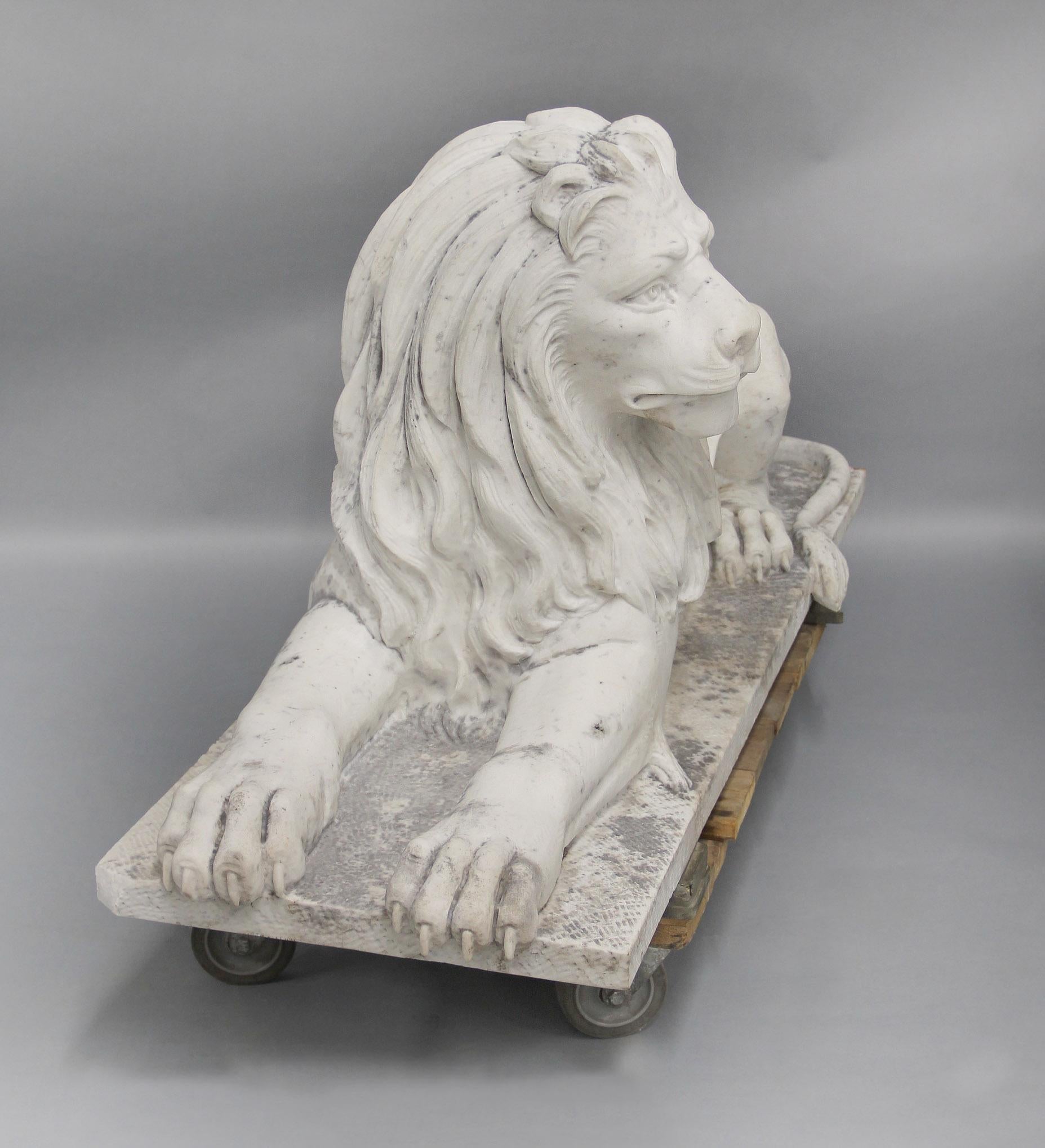 Belle Époque Impressionante coppia di leoni da giardino reclinati in marmo della fine del XIX secolo in vendita