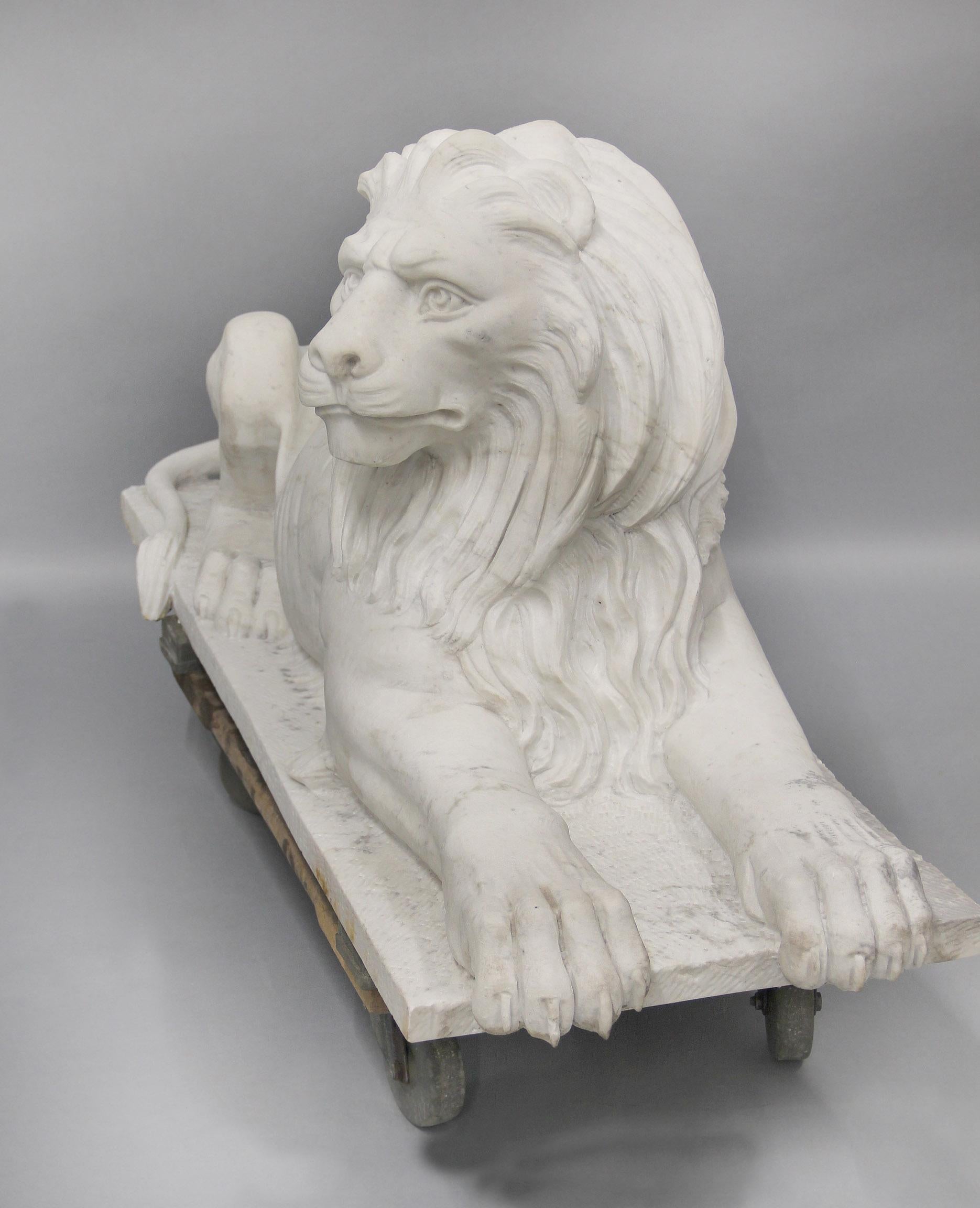 Francese Impressionante coppia di leoni da giardino reclinati in marmo della fine del XIX secolo in vendita