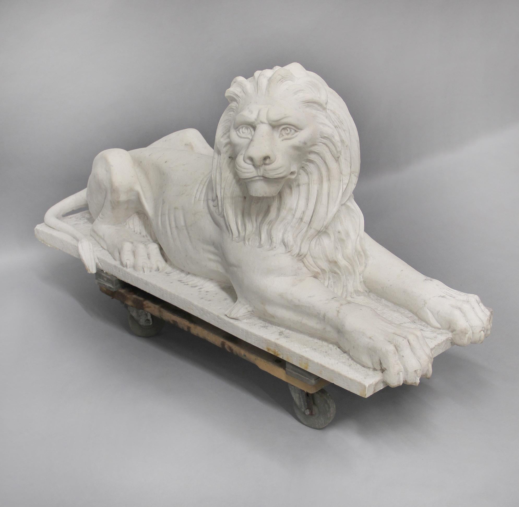 Intagliato a mano Impressionante coppia di leoni da giardino reclinati in marmo della fine del XIX secolo in vendita