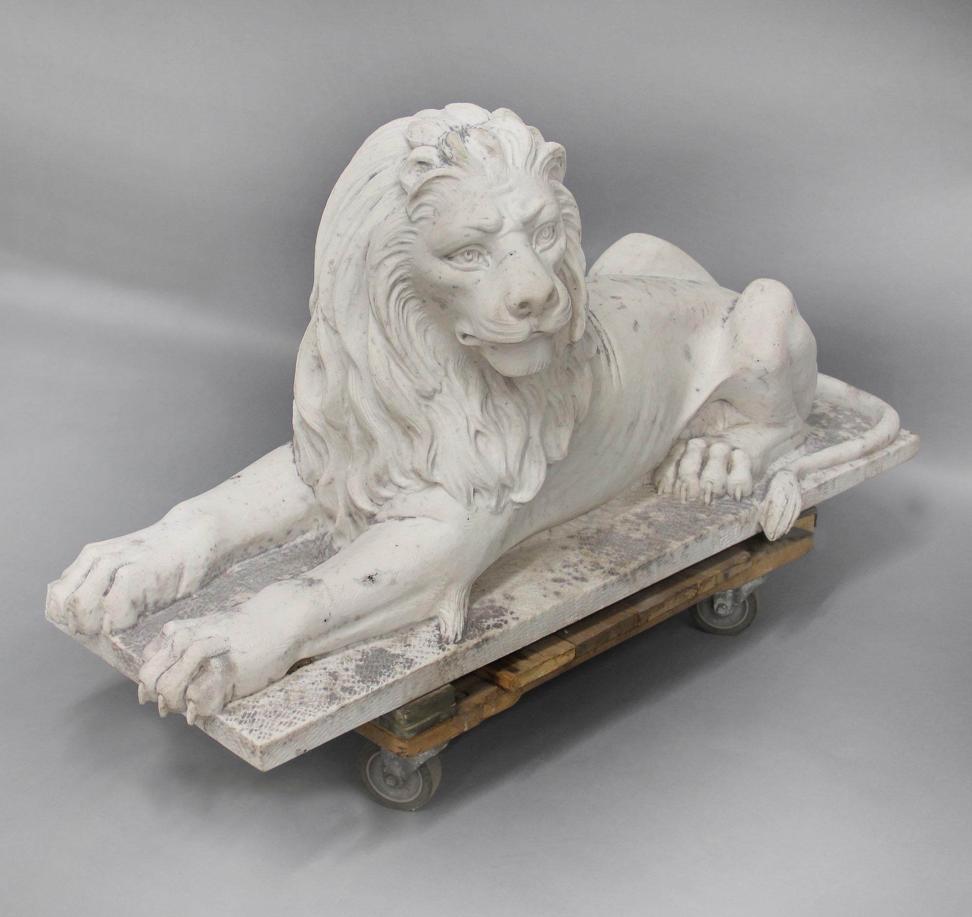 Impressionante coppia di leoni da giardino reclinati in marmo della fine del XIX secolo In condizioni buone in vendita a Long Island City, NY