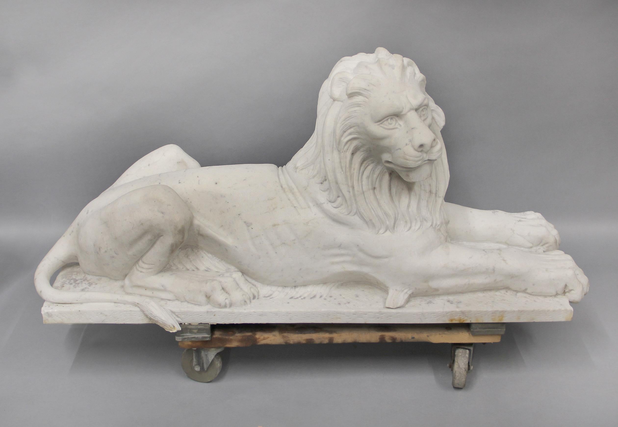 Marmo di Carrara Impressionante coppia di leoni da giardino reclinati in marmo della fine del XIX secolo in vendita