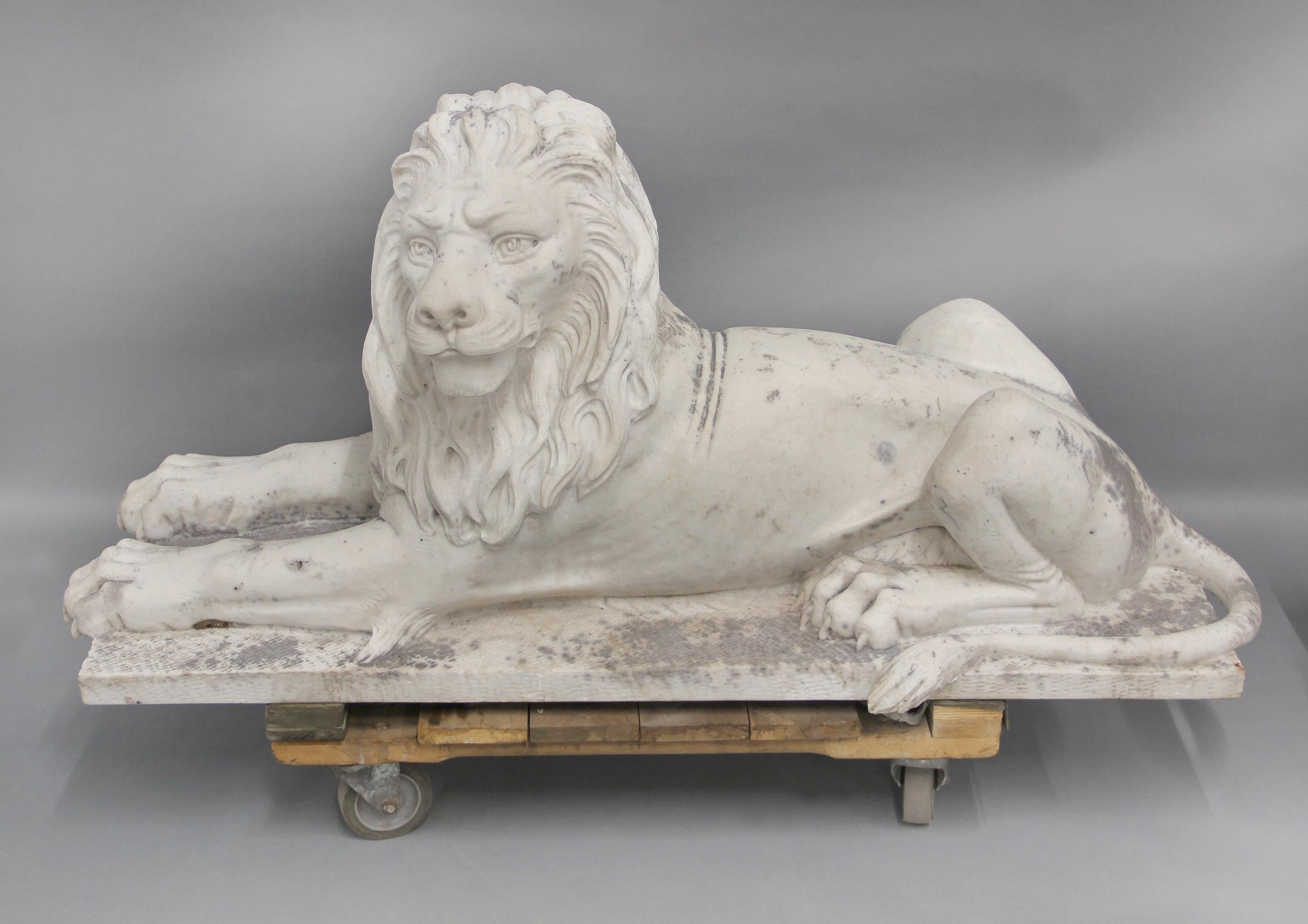 Impressionante coppia di leoni da giardino reclinati in marmo della fine del XIX secolo in vendita 1