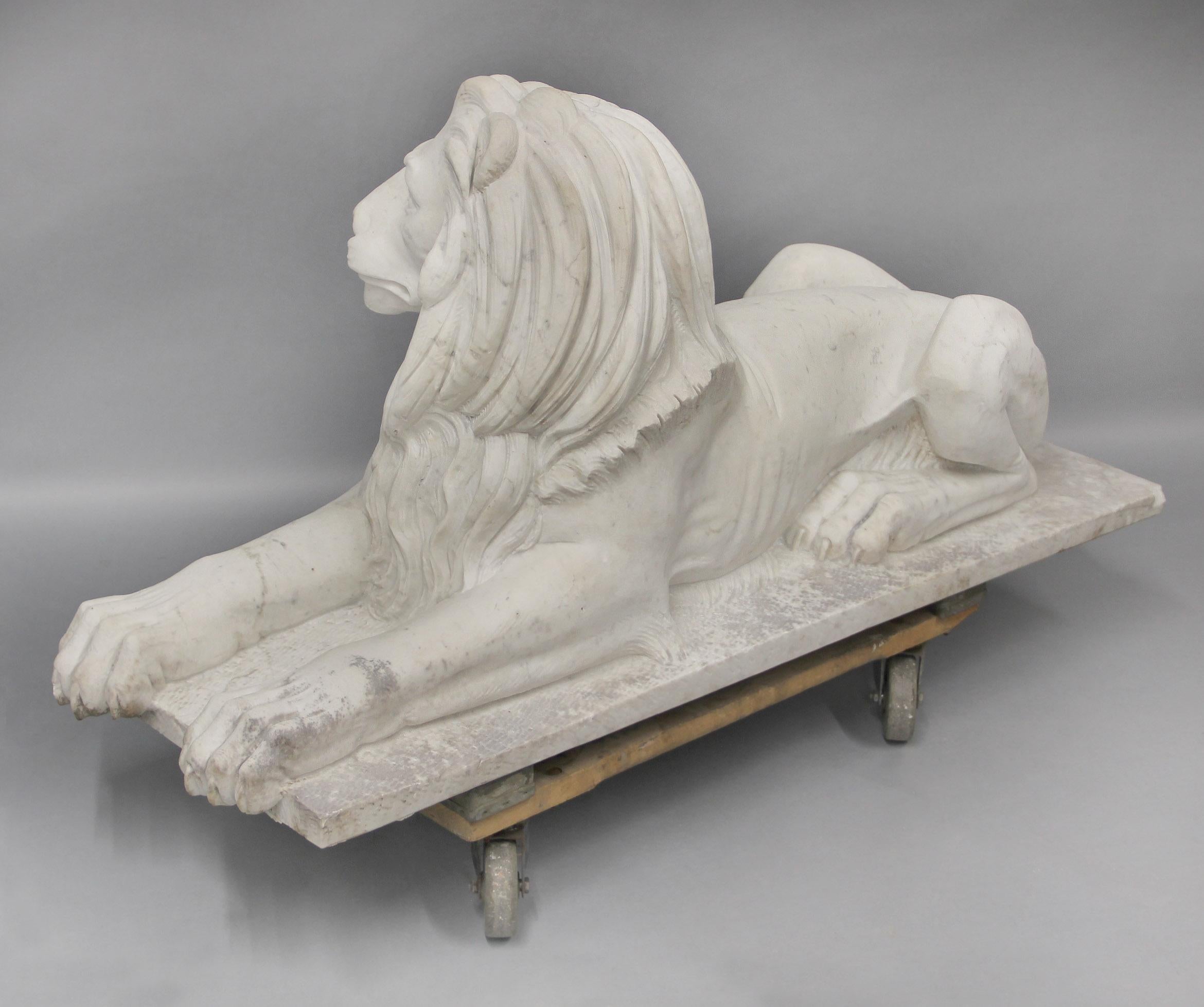 Impressionante coppia di leoni da giardino reclinati in marmo della fine del XIX secolo in vendita 2