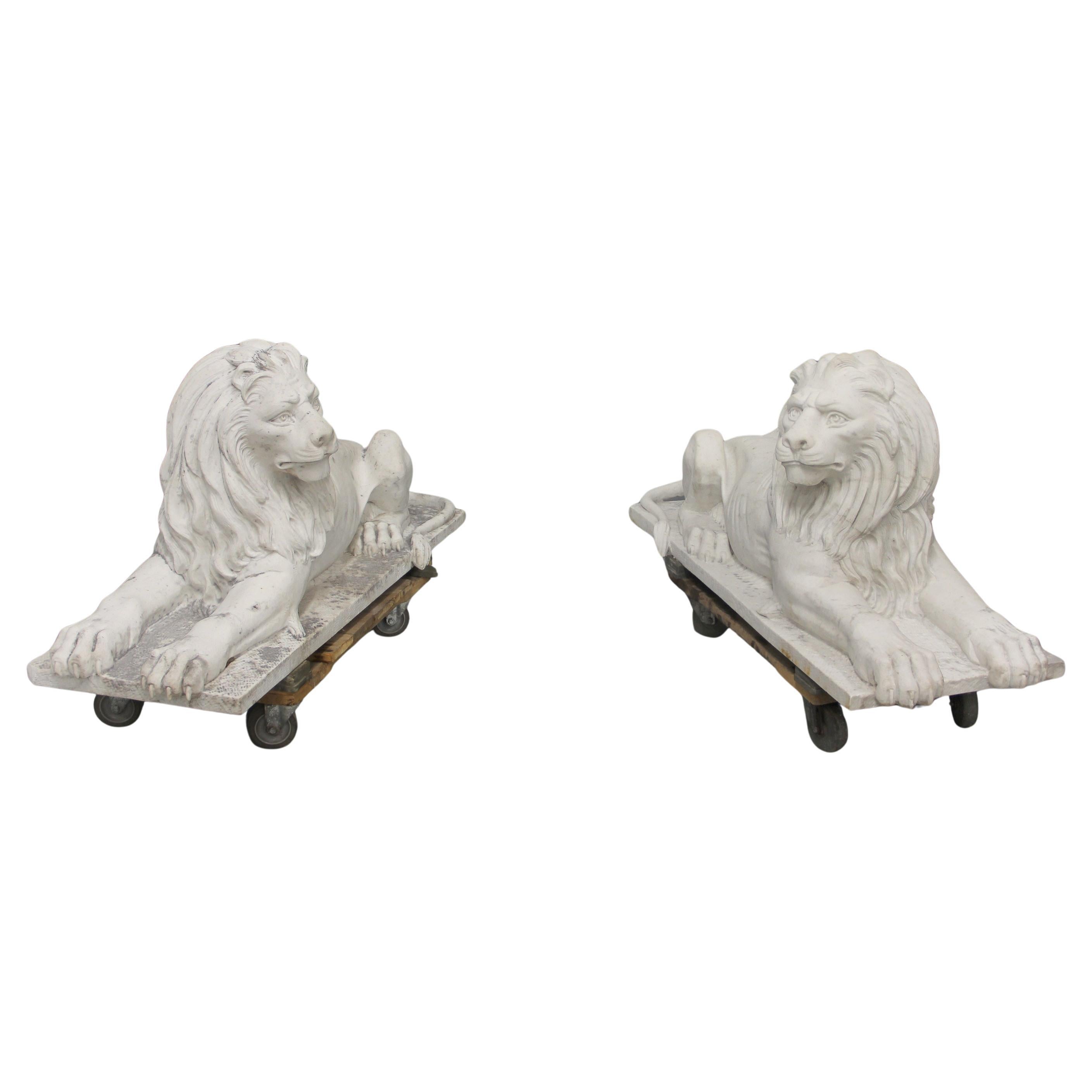 Impressionante coppia di leoni da giardino reclinati in marmo della fine del XIX secolo in vendita