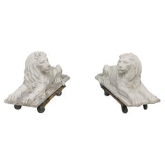 Impressionante coppia di leoni da giardino reclinati in marmo della fine del XIX secolo