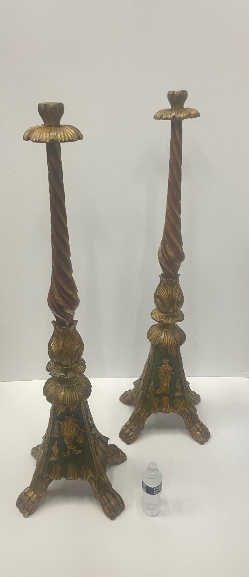 Doré Impressionnante paire de chandeliers italiens monumentaux en bois sculpté avec peinture dorée