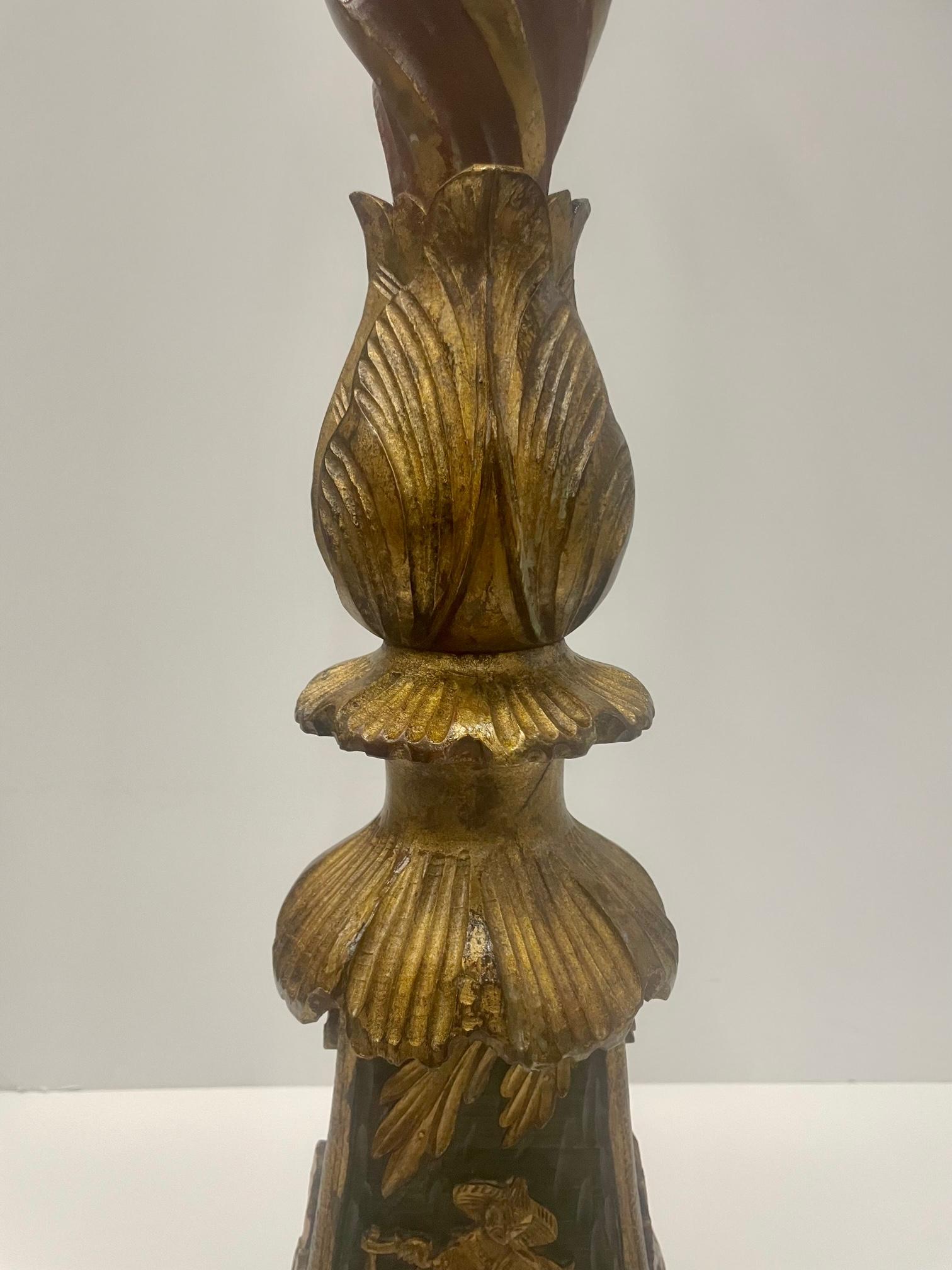 Impressionnante paire de chandeliers italiens monumentaux en bois sculpté avec peinture dorée 2
