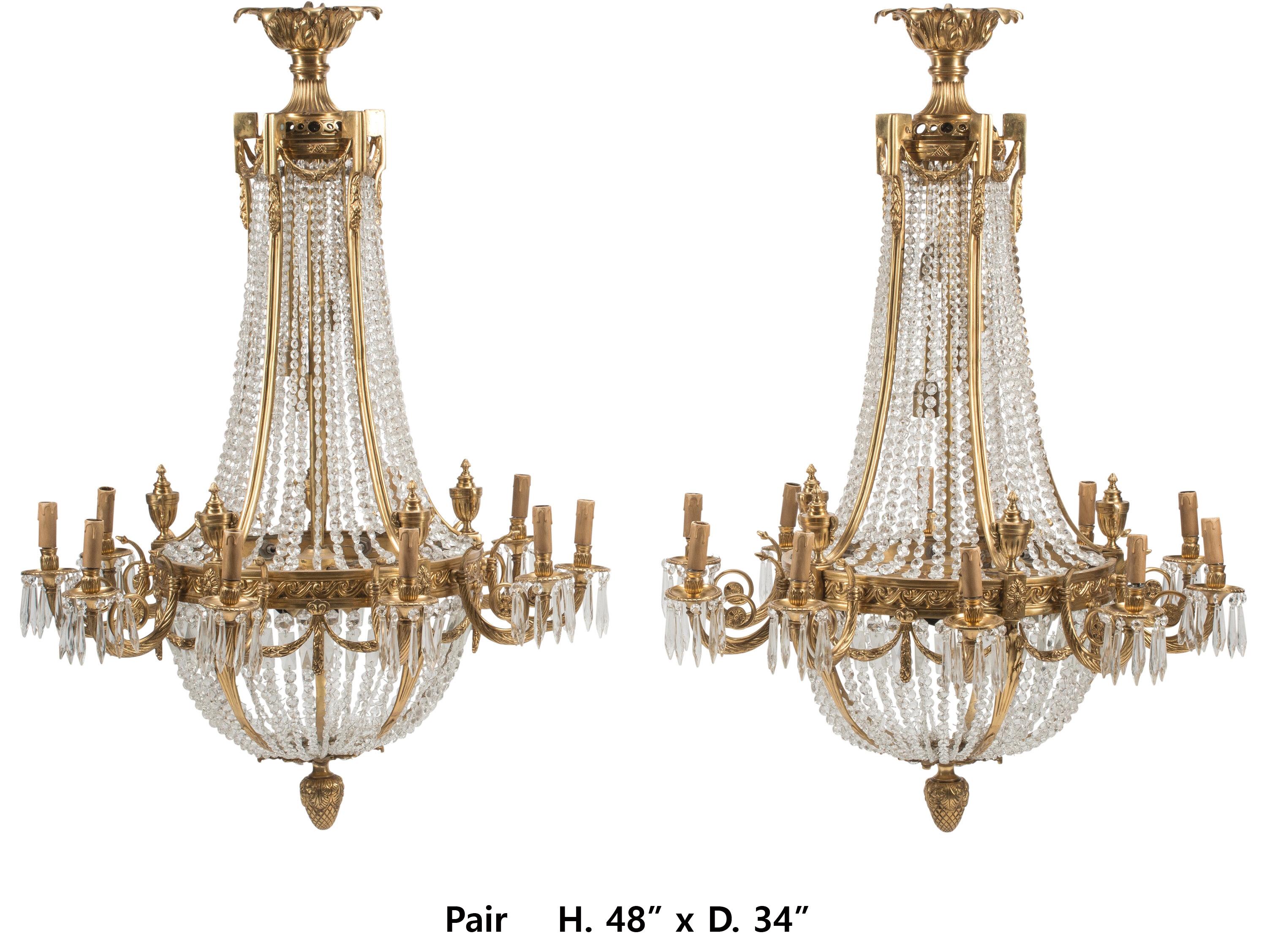 Beeindruckendes Paar französischer Kronleuchter im neoklassischen Stil aus vergoldeter Bronze und Kristall mit zehn Lichtern.
48 x 34 Zoll
