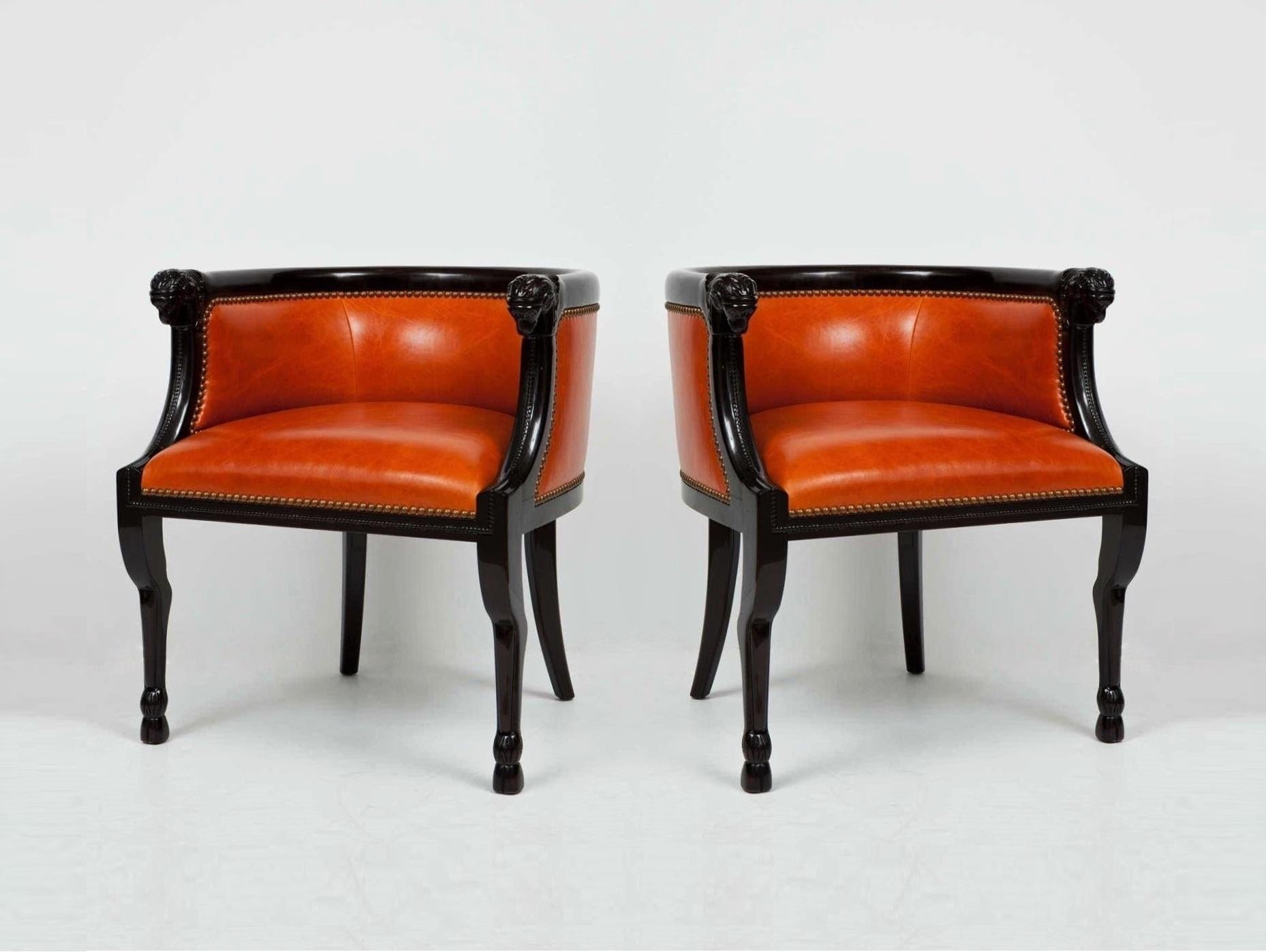 Paire de bergères sur mesure et majestueuses, laquées par des professionnels. Ces fauteuils présentent un dossier en tonneau avec un bord arrondi sur un panneau rembourré avec des poignées en forme de tête de bélier finement sculptées. La courbe